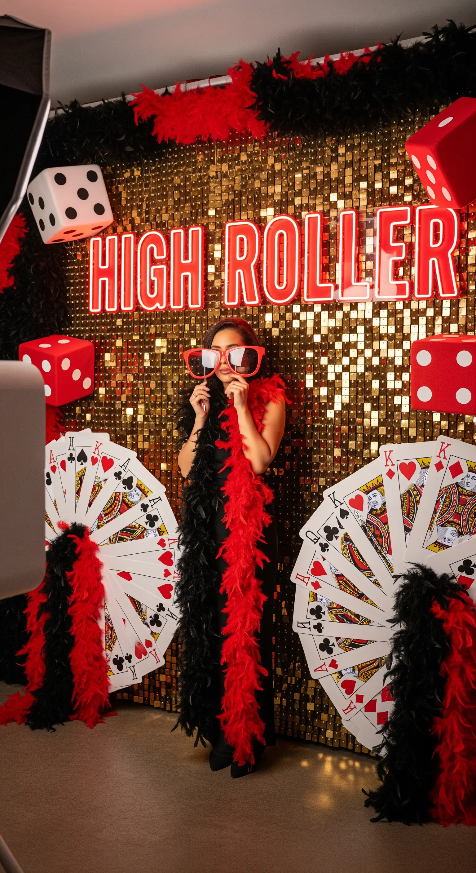 Donna posa in un photo booth a tema casinò con sfondo dorato e scritta al neon 