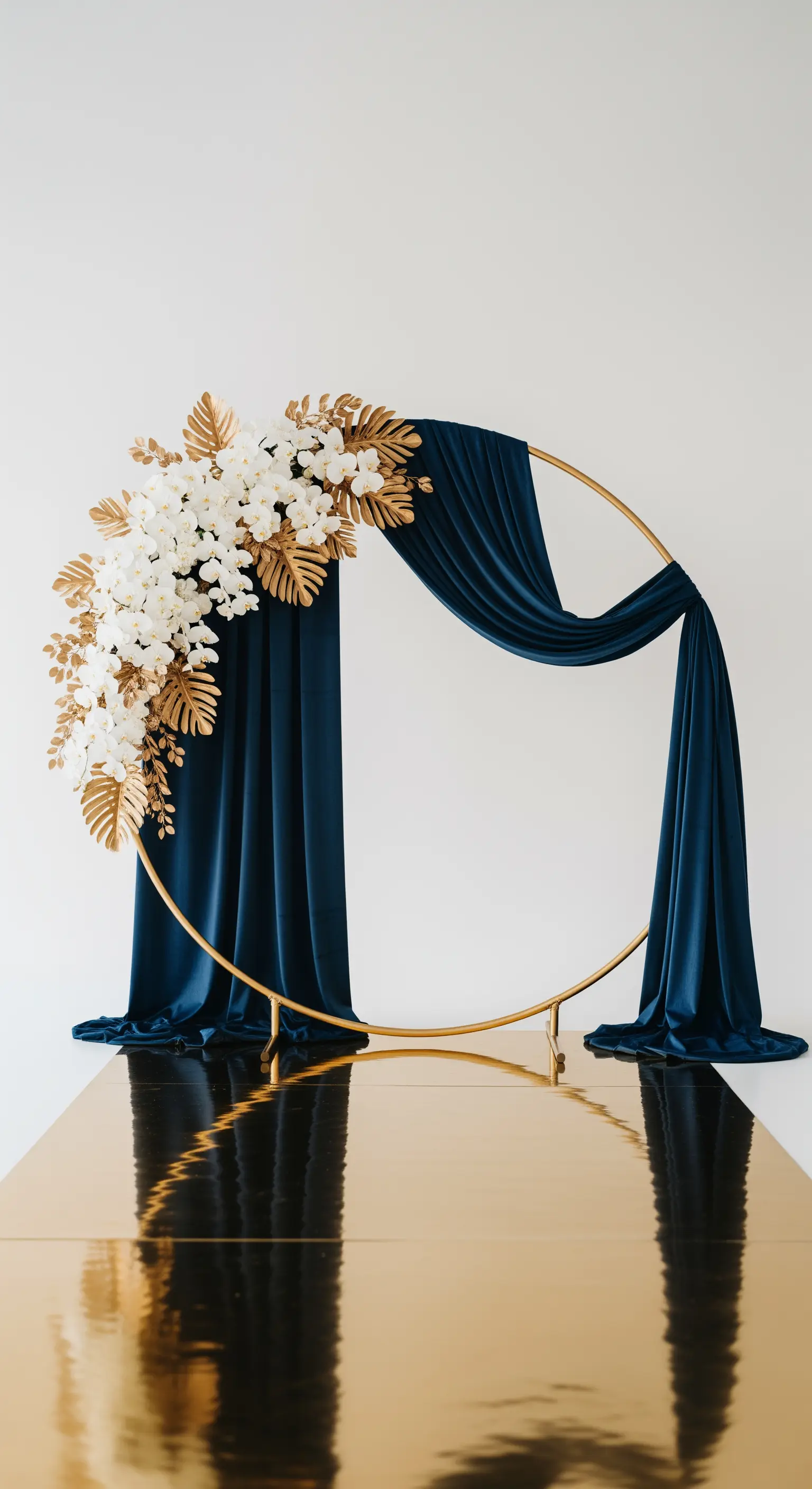 Arco nuziale a cerchio dorato con drappo in velluto blu e fiori bianchi.