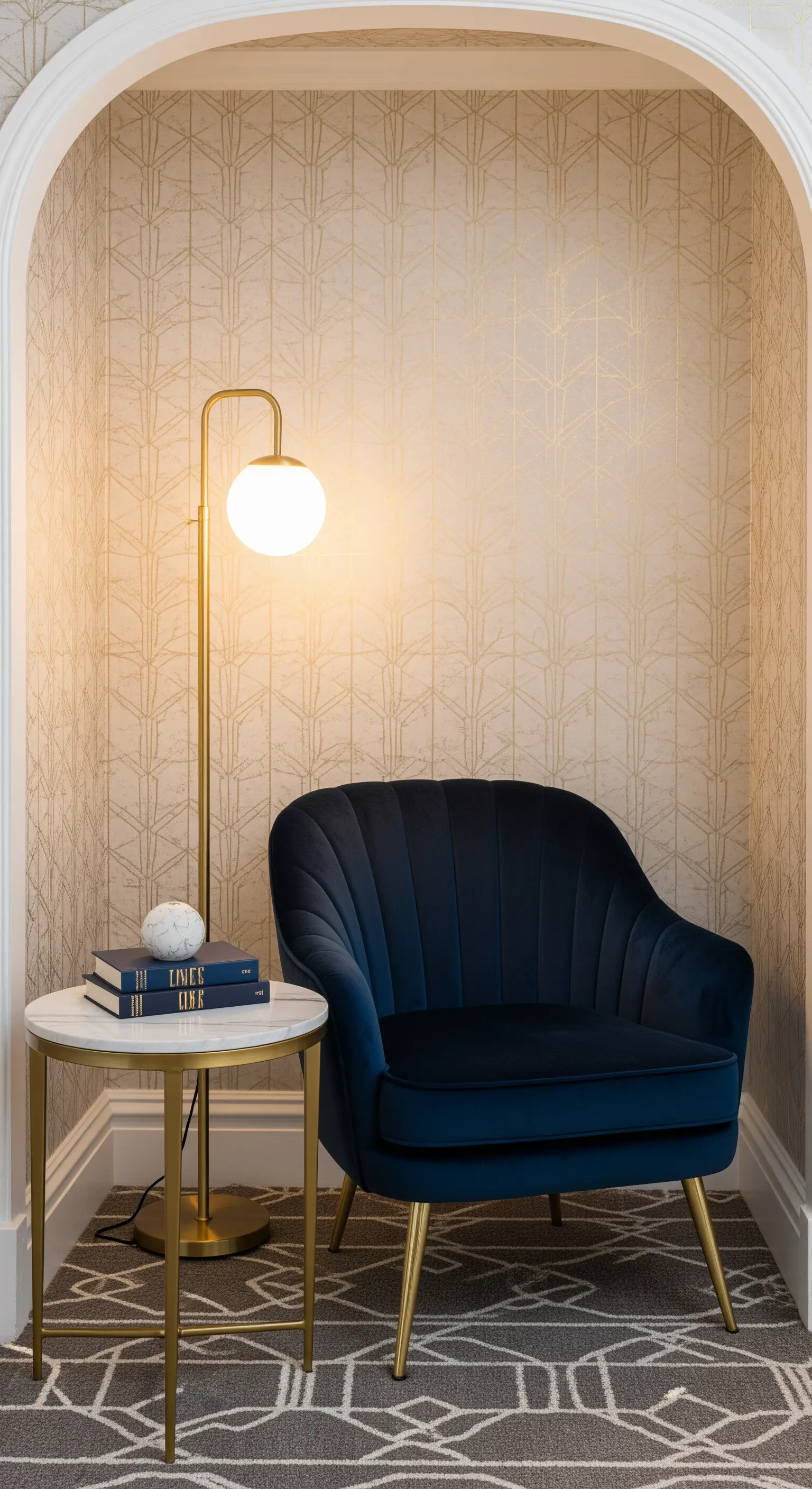 Poltrona in velluto blu in una nicchia con carta da parati e lampada da terra dorata.