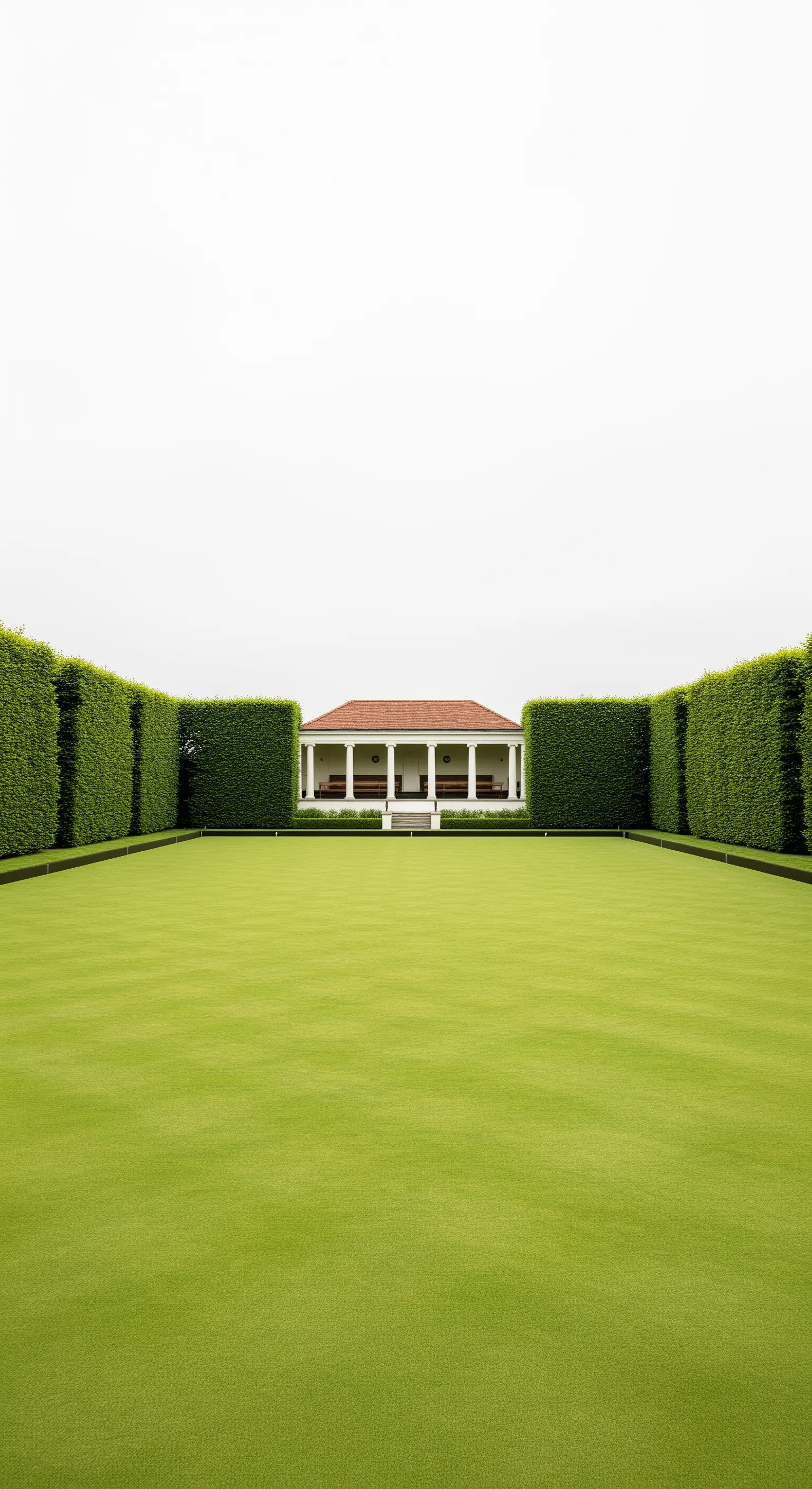 Prato perfettamente curato delimitato da due alte siepi, che conduce a una villa con portico in lontananza