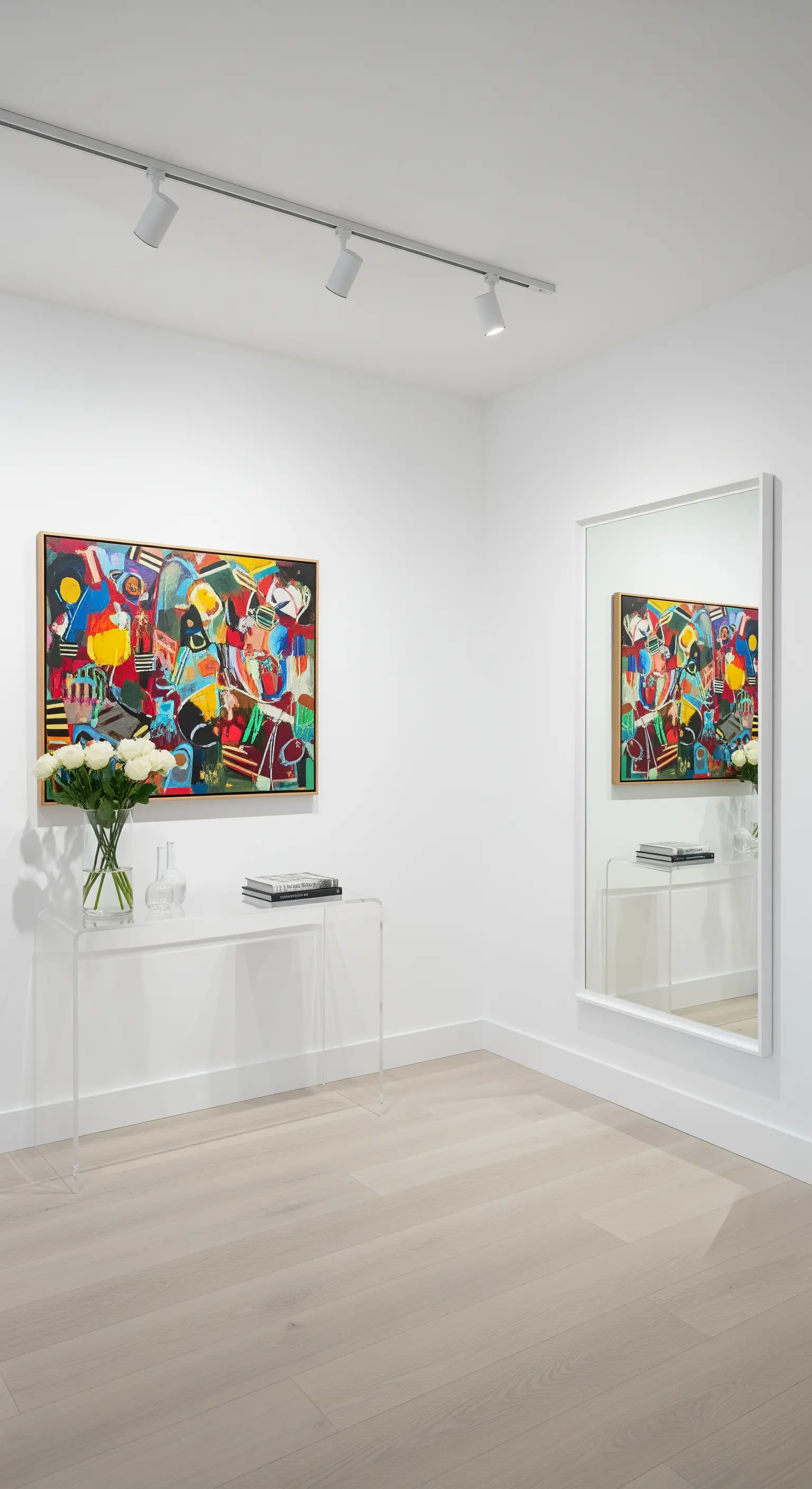 Ingresso minimalista con consolle in acrilico trasparente, un grande quadro astratto e specchio.