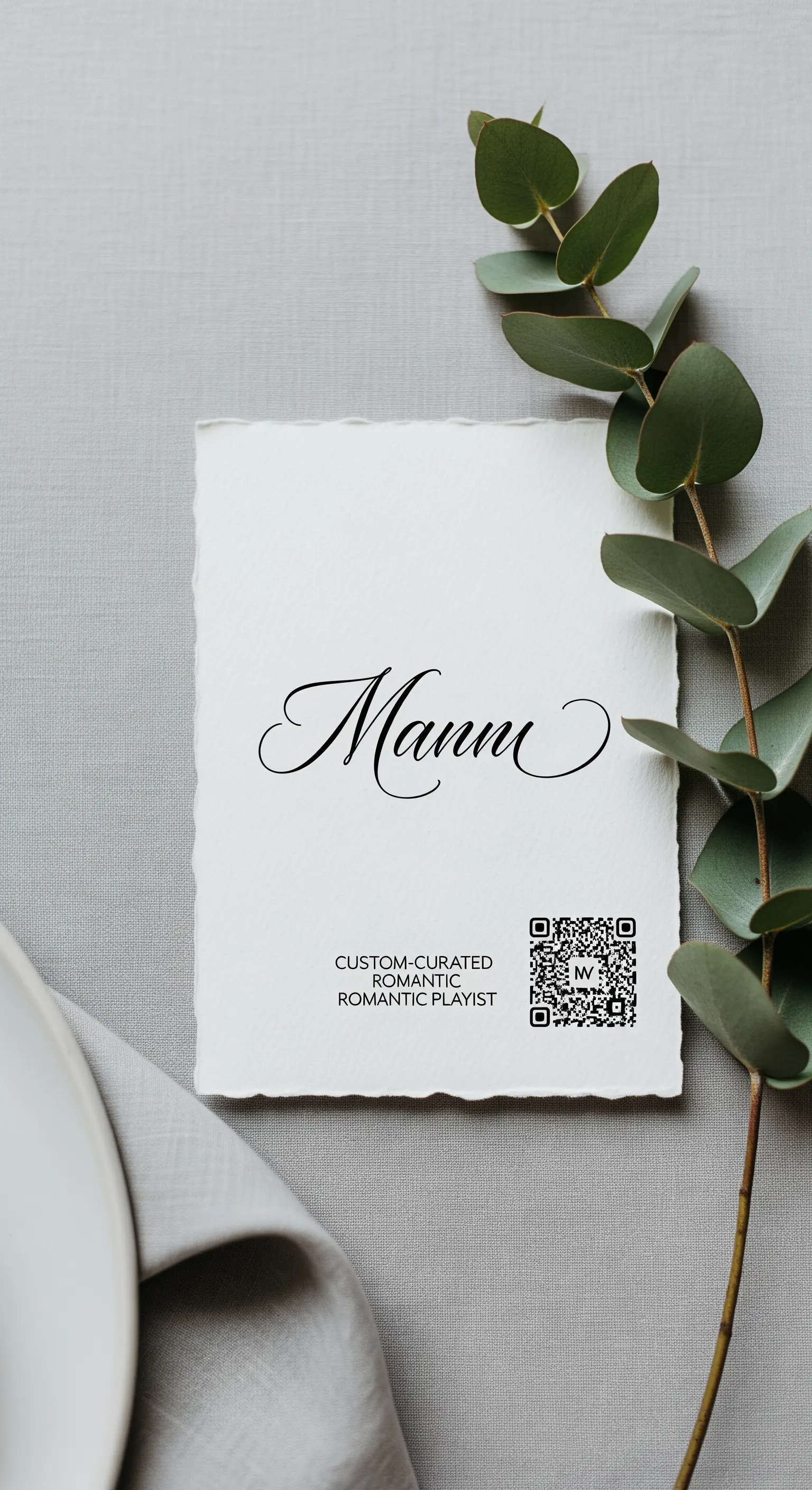 Segnaposto elegante in carta fatta a mano con QR code per una playlist romantica.