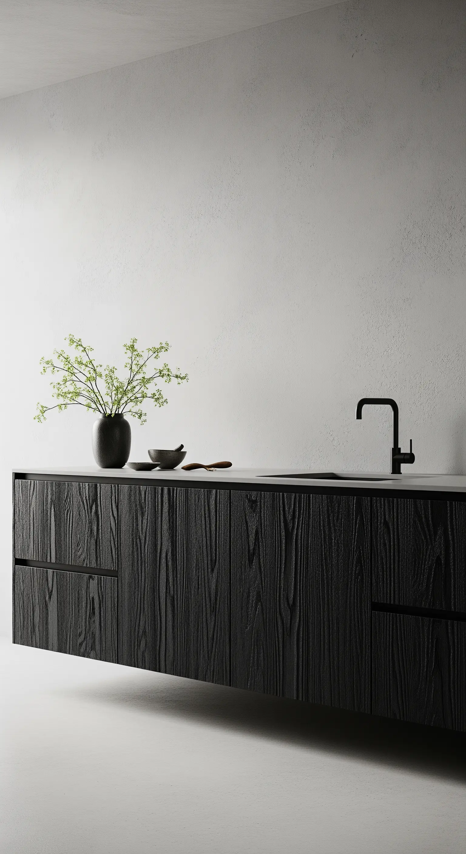 Mobili da cucina sospesi in legno nero spazzolato contro una parete bianca minimalista.