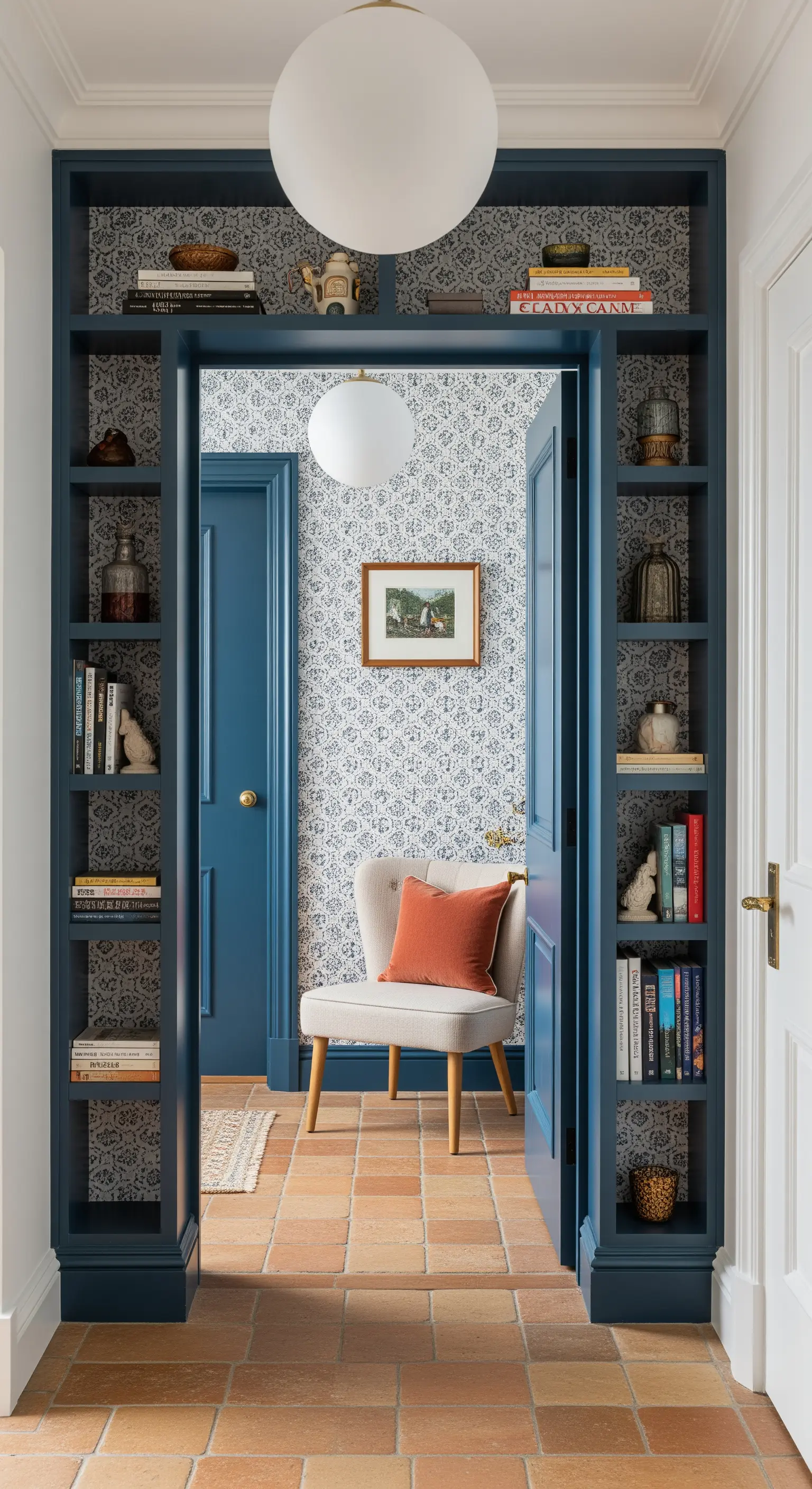 Passaggio incorniciato da una libreria blu, con carta da parati e pavimento in cotto.