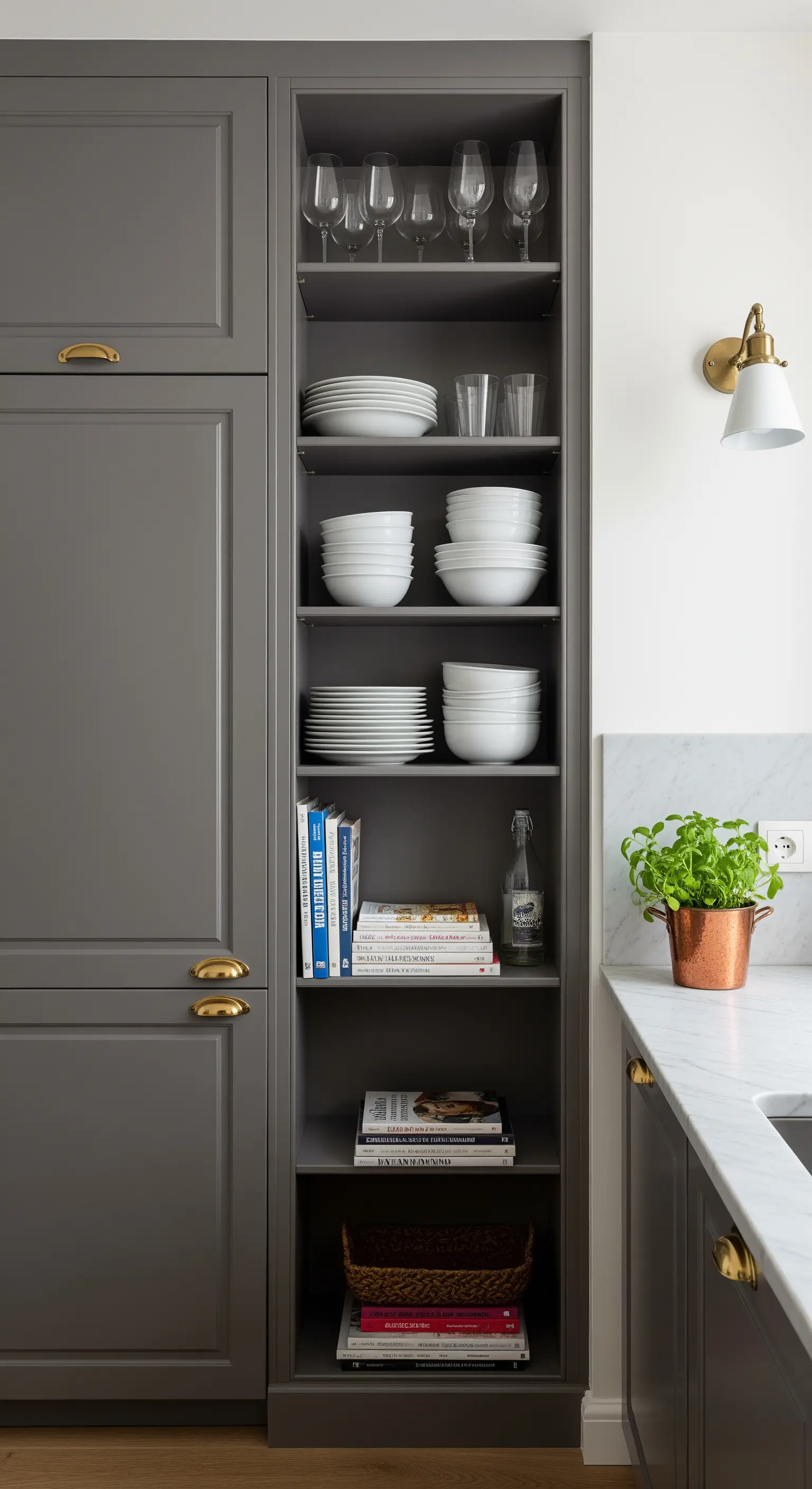 Libreria stretta grigia a fianco di un frigorifero a colonna.