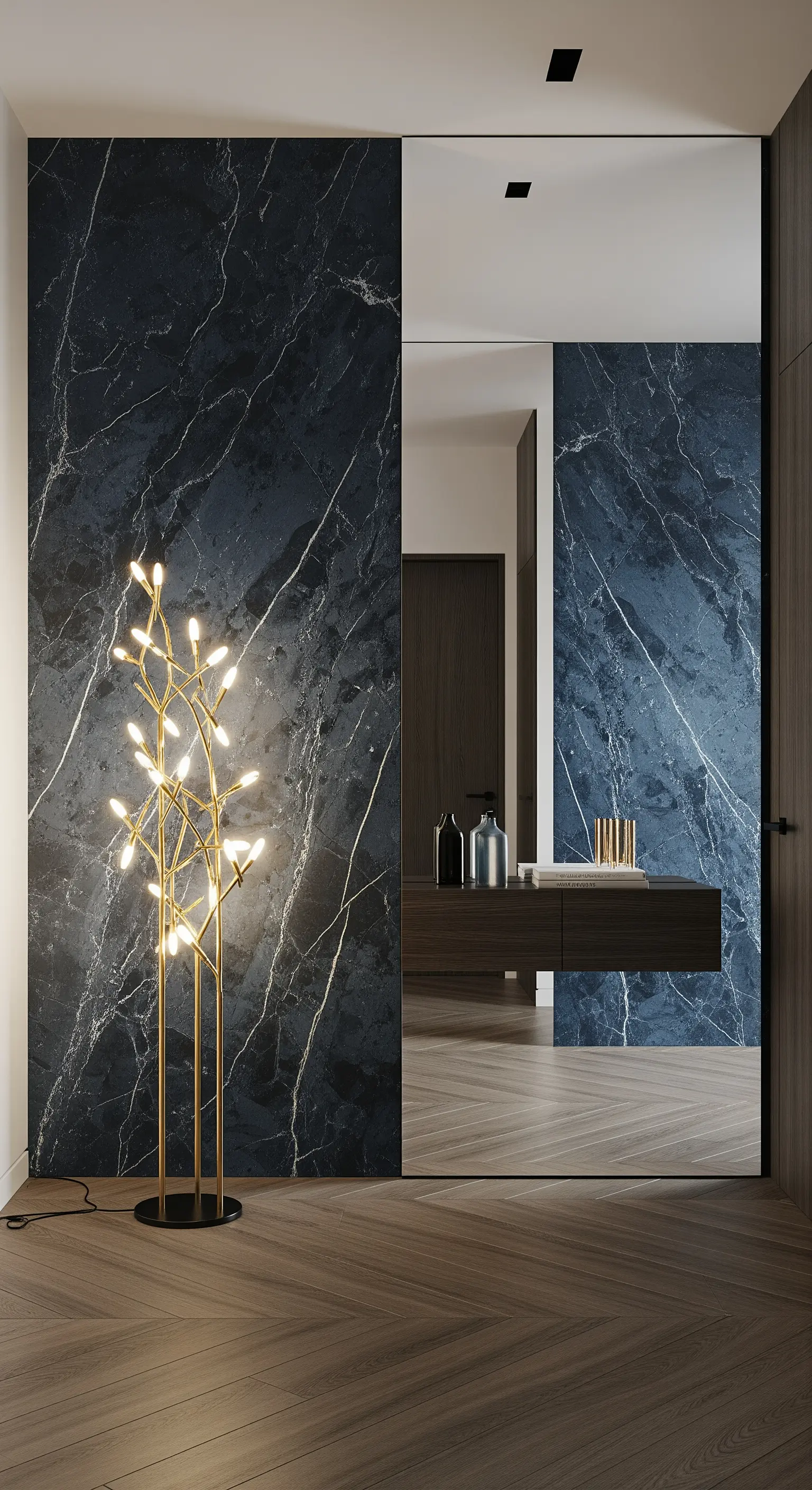 Lampada dorata scultorea a forma di albero contro una parete di marmo blu notte.