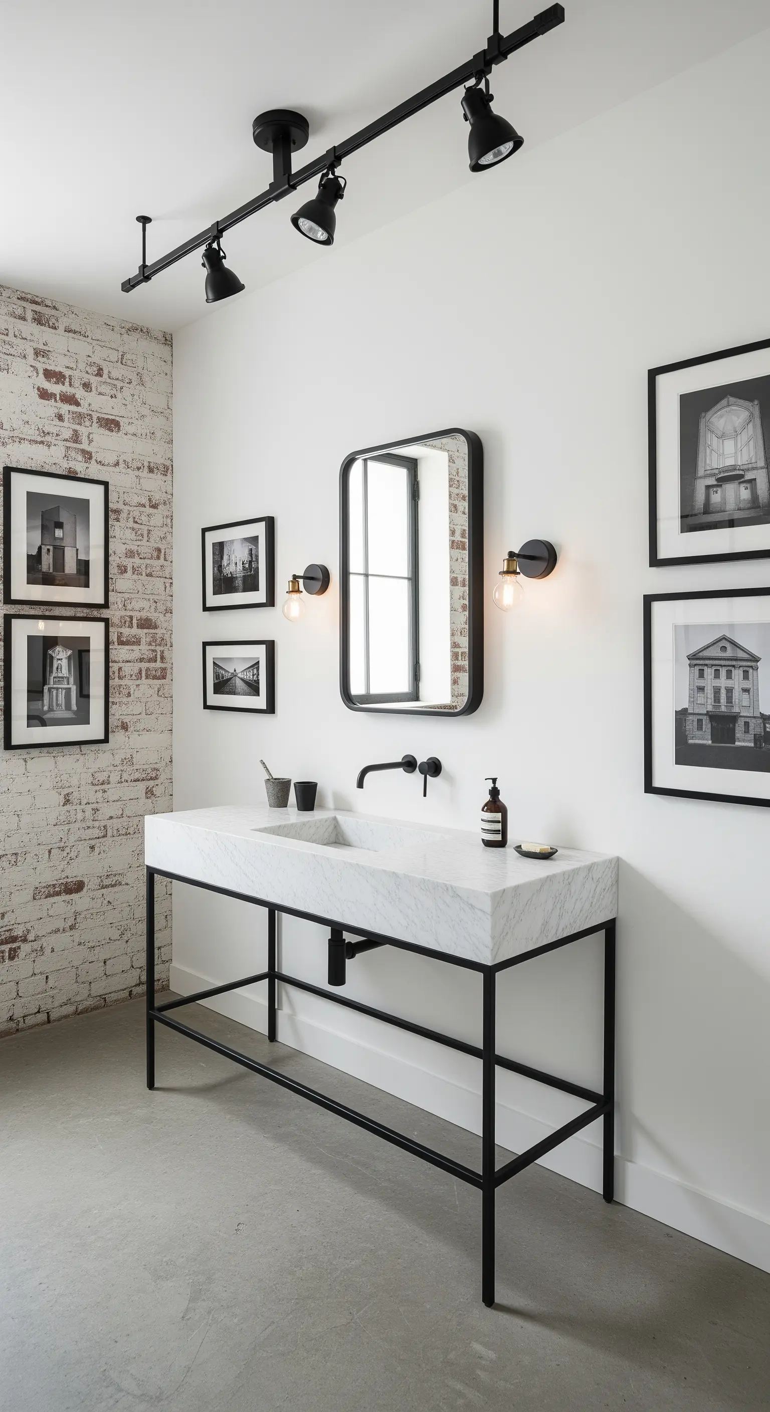 Bagno con parete in mattoni sbiancati e una galleria di foto in bianco e nero incorniciate.