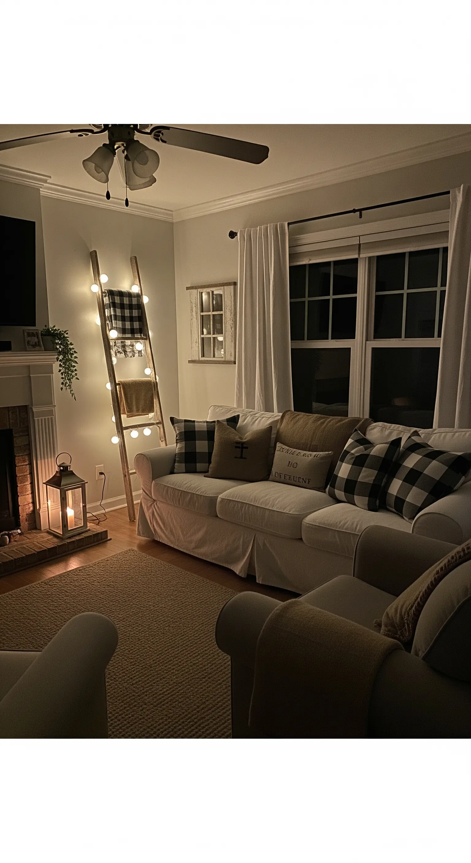 Salotto in stile farmhouse con una scala decorativa in legno avvolta da luci a globo.