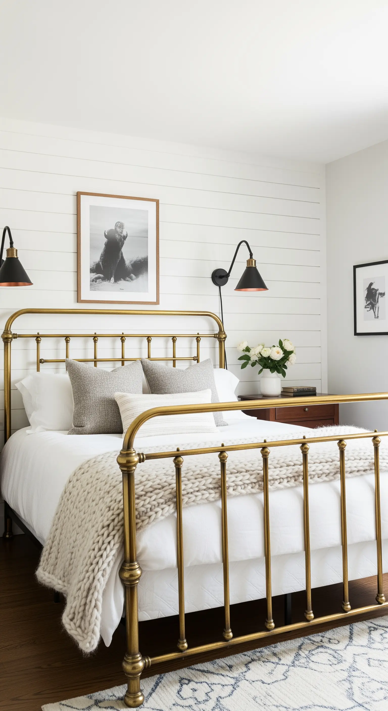 Letto con struttura in ottone in stile classico-moderno e applique nere e rame.