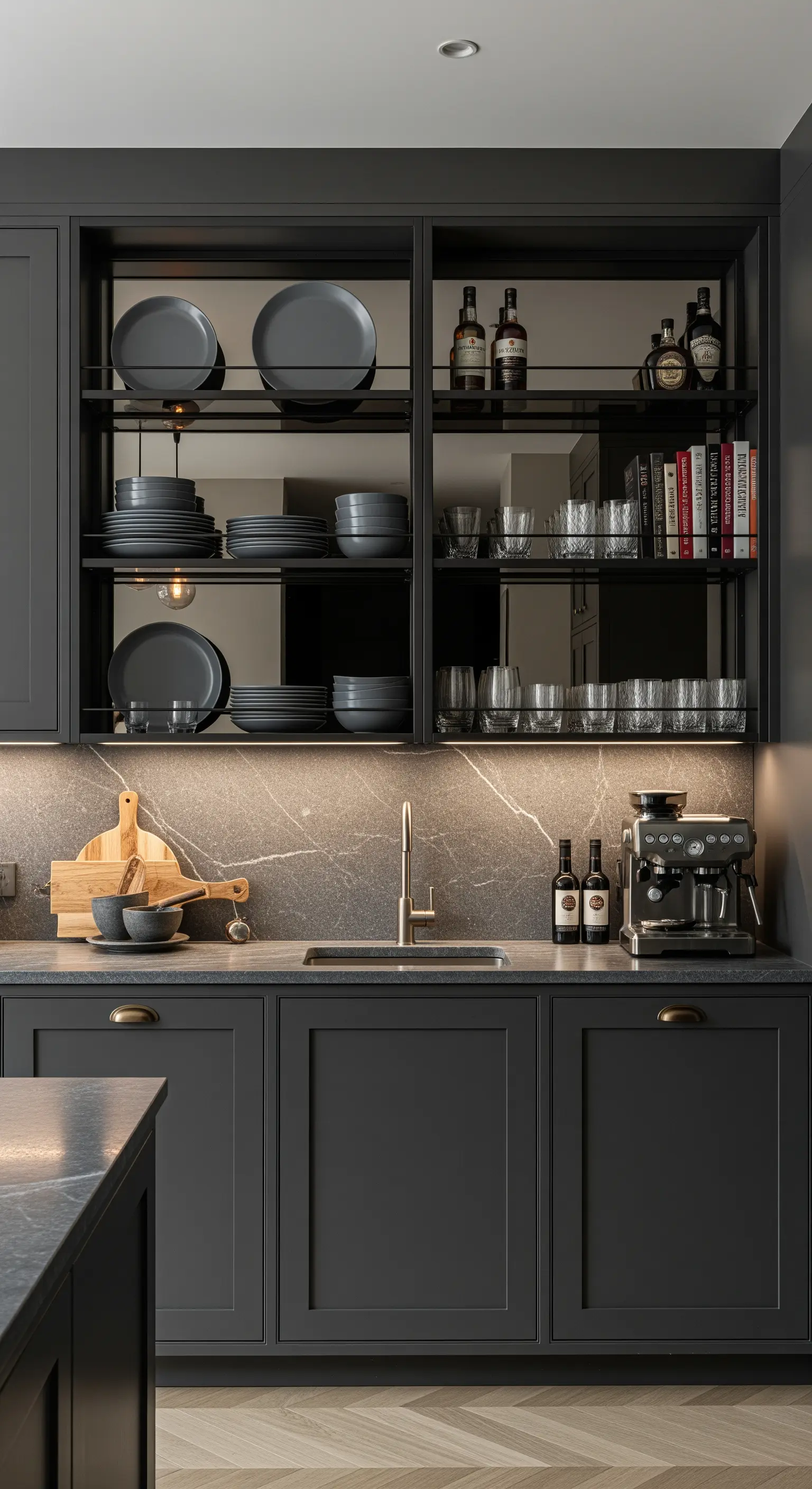 Scaffalatura in metallo nero con fondo a specchio e stoviglie grigie.