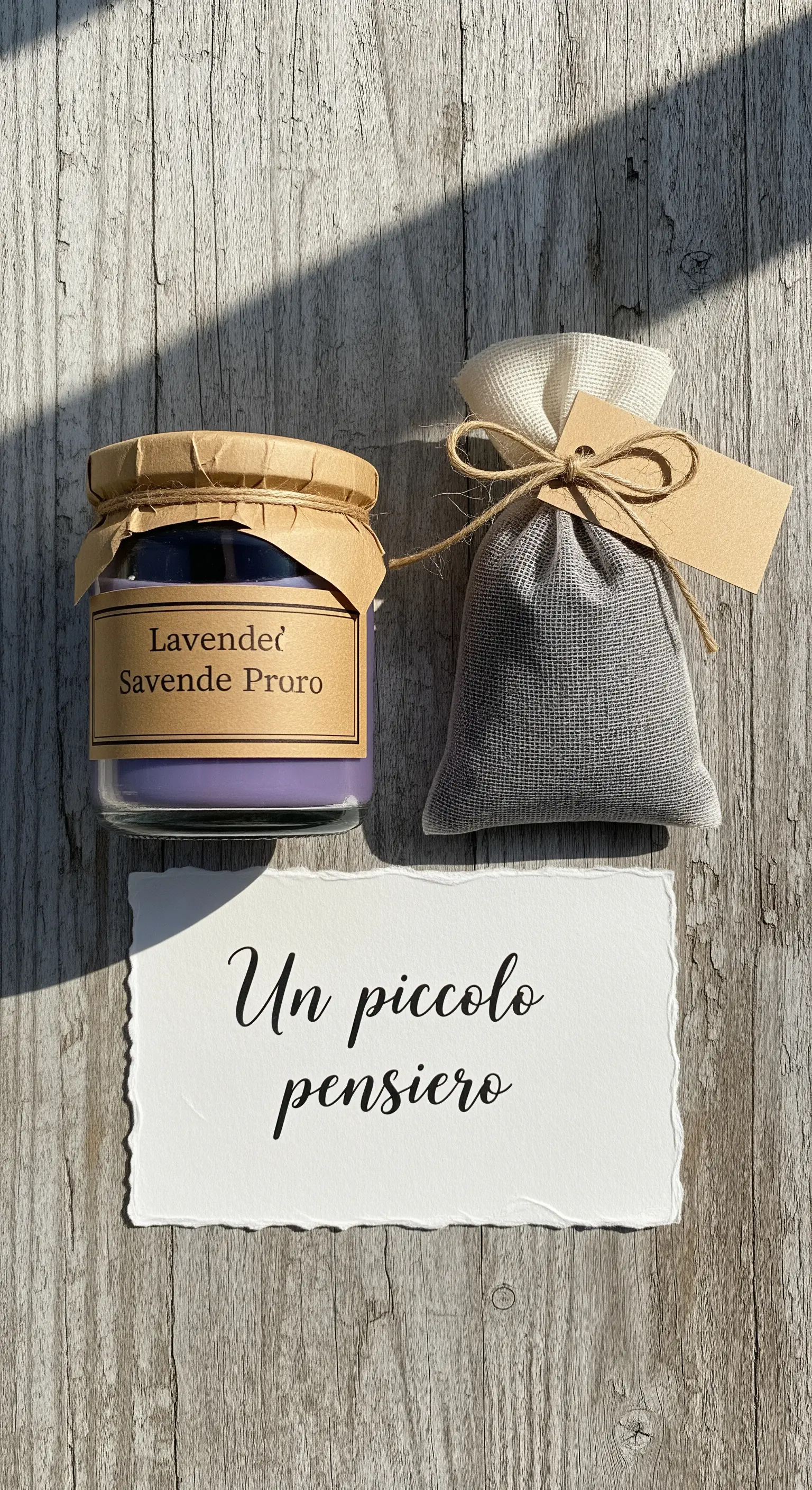 Regalo fai da te con candela alla lavanda, sacchetto in lino grigio e biglietto scritto a mano.