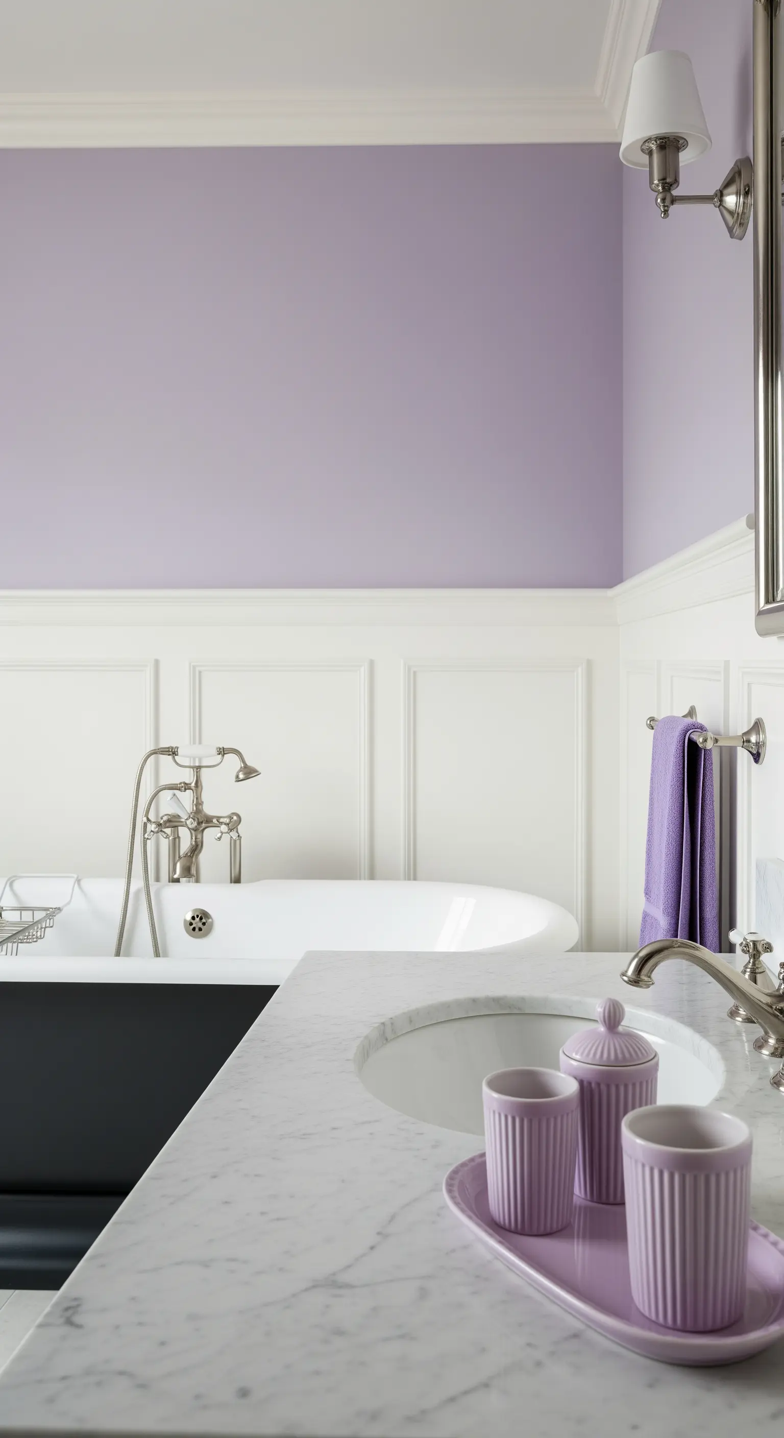Bagno con pareti color lavanda, boiserie bianca e una vasca da bagno esterna di colore nero.