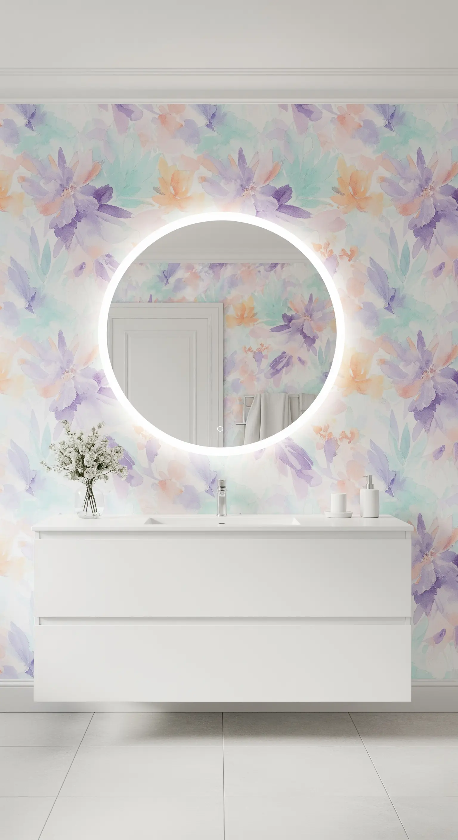 Bagno con carta da parati floreale ad acquerello e mobile bianco sospeso.