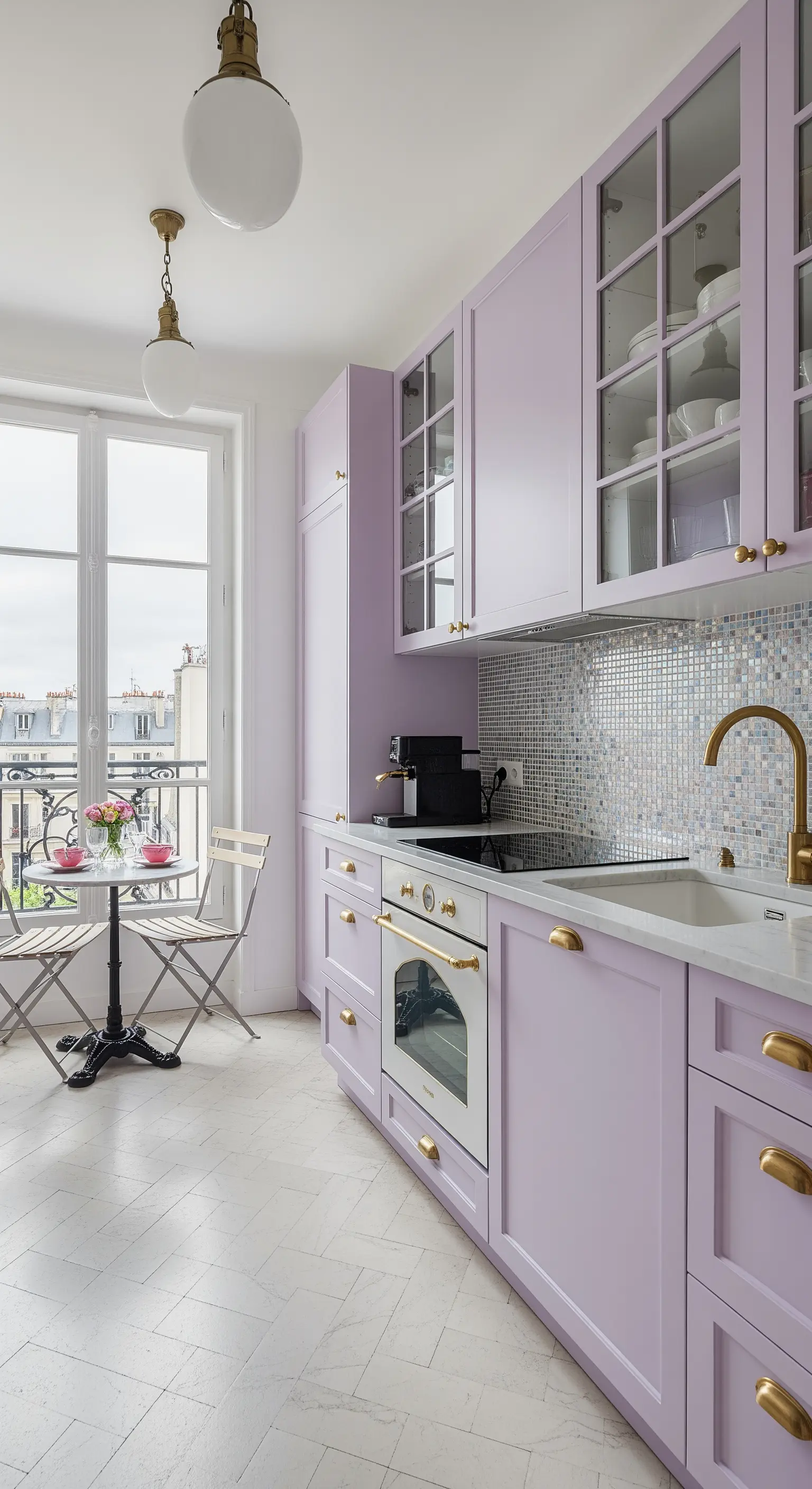 Cucina lilla con maniglie in ottone, alzatina a mosaico e balconcino.