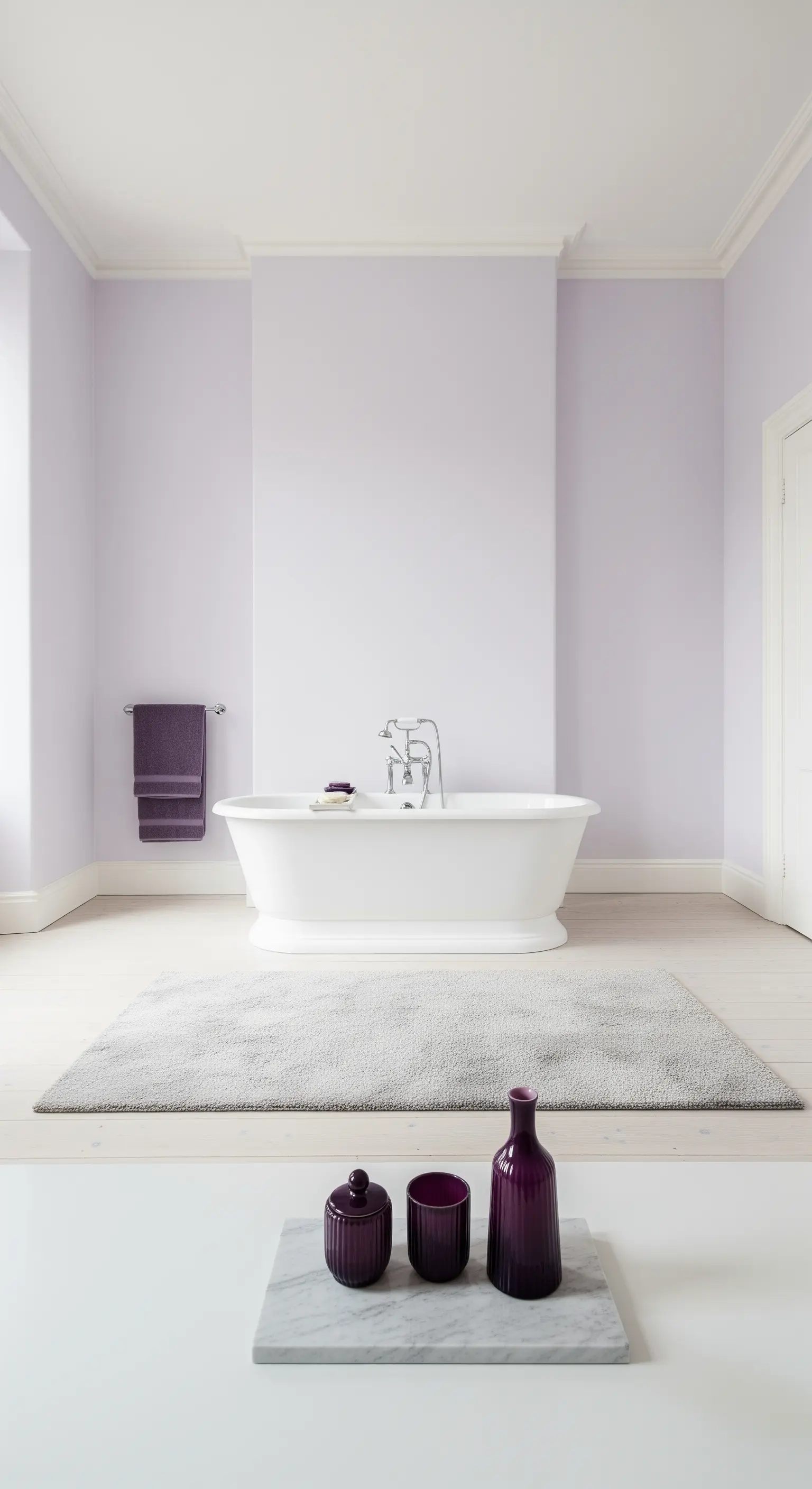 Bagno minimalista con pareti color lilla chiaro, vasca bianca e asciugamano viola scuro.