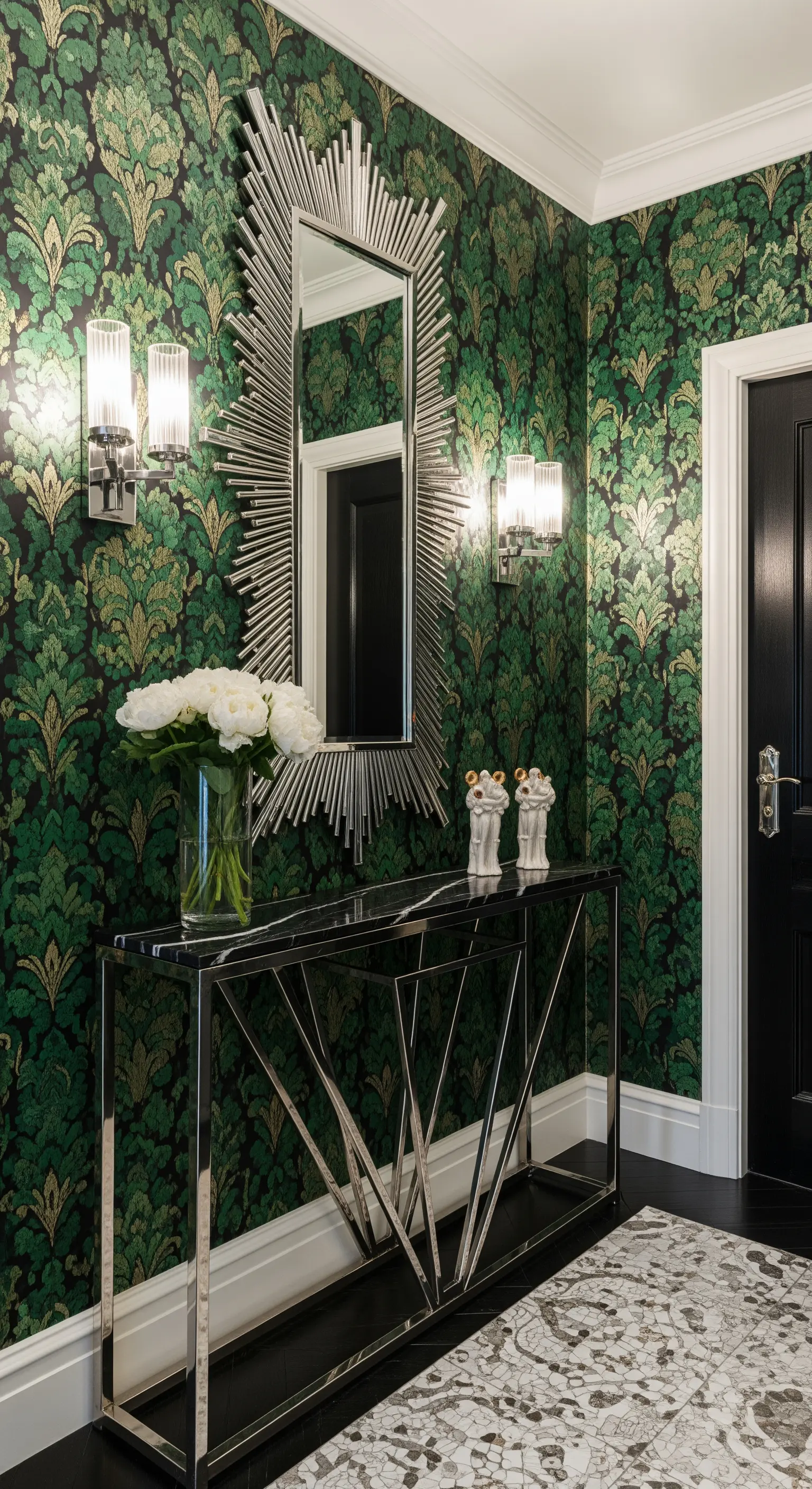 Ingresso audace con carta da parati verde e oro, consolle cromata e specchio sunburst.