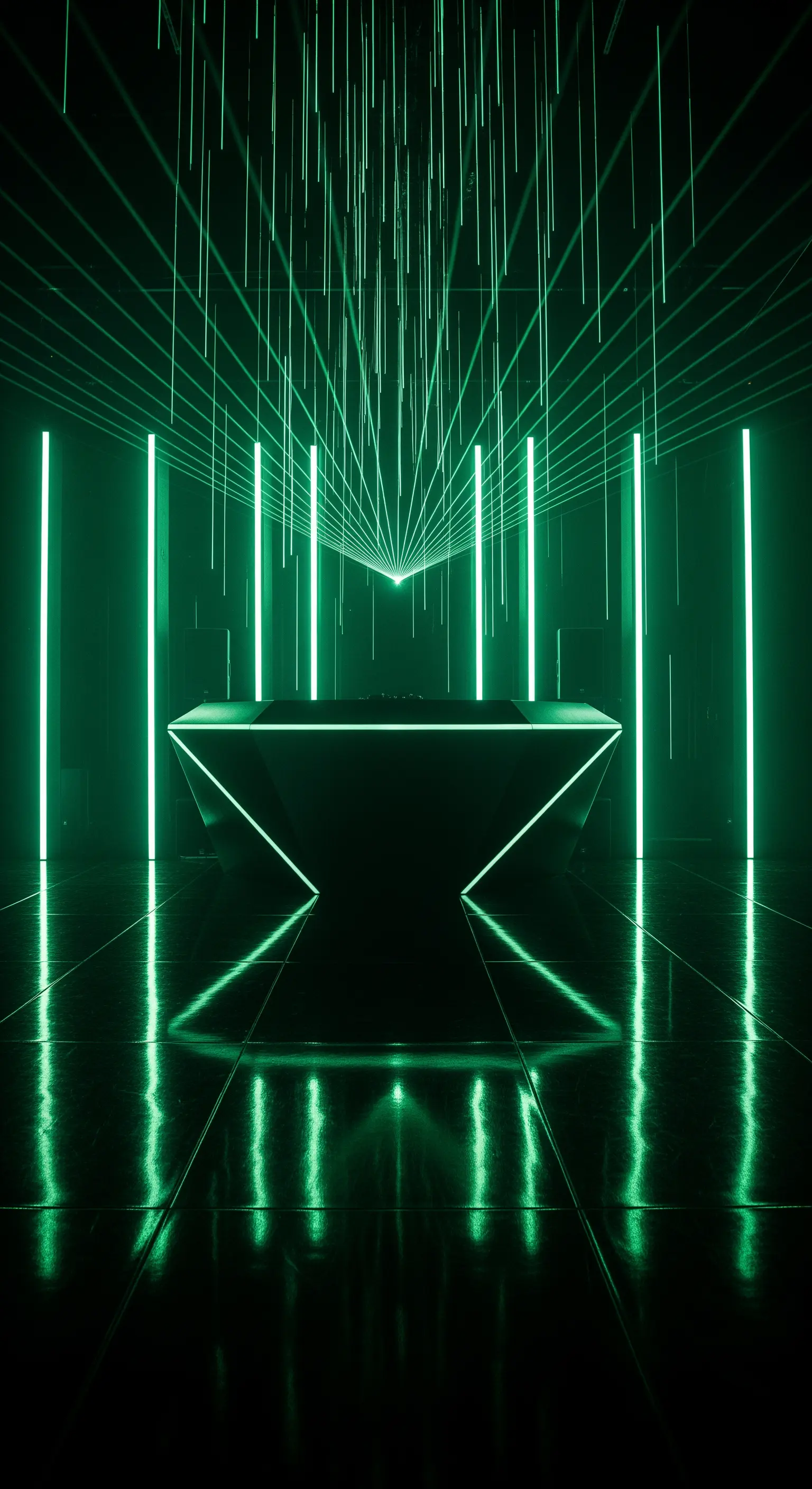 DJ booth nero geometrico in una stanza attraversata da una griglia di laser verdi.