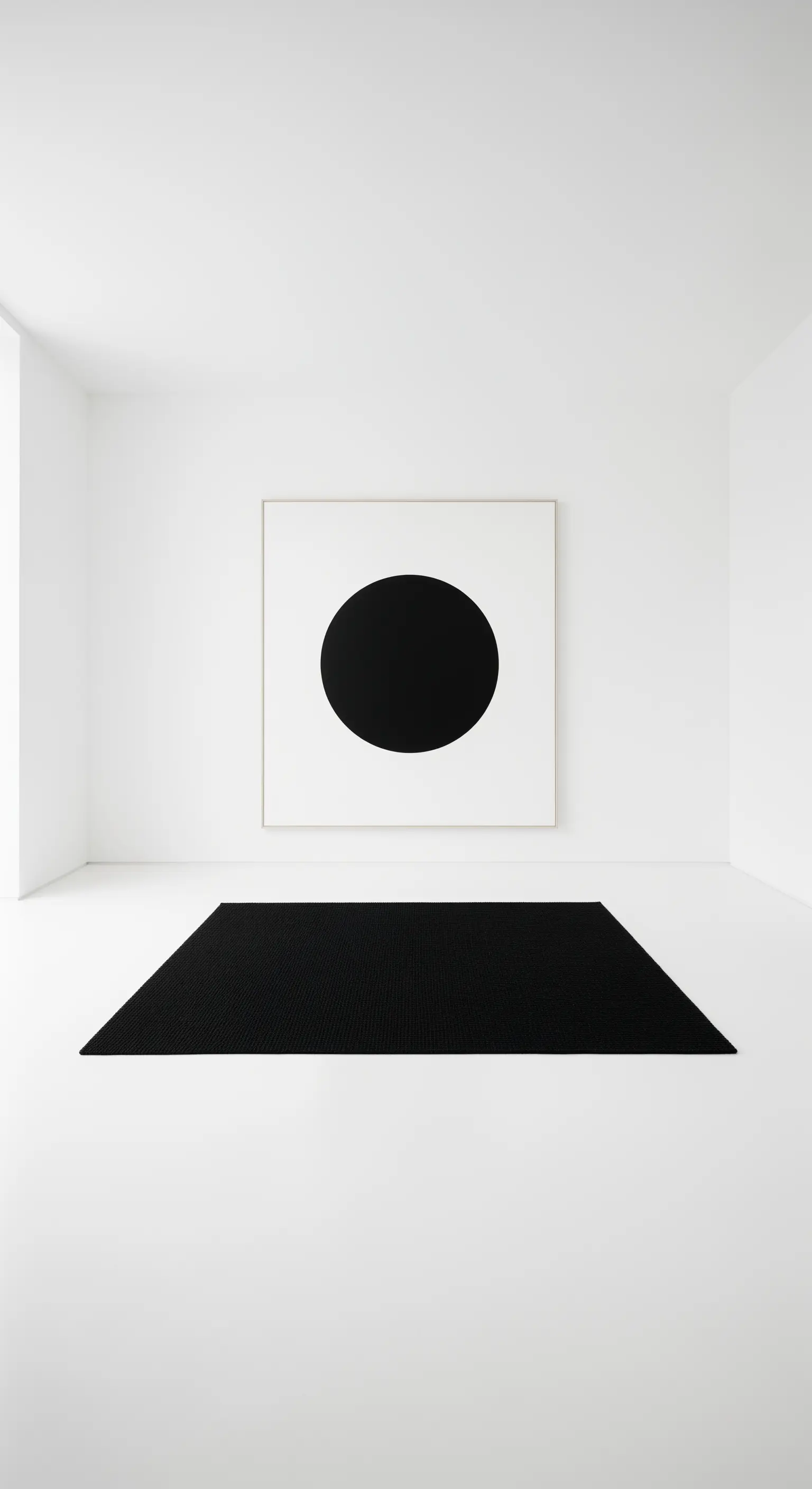 Spazio minimalista bianco con un quadro raffigurante un cerchio nero e un tappeto nero.