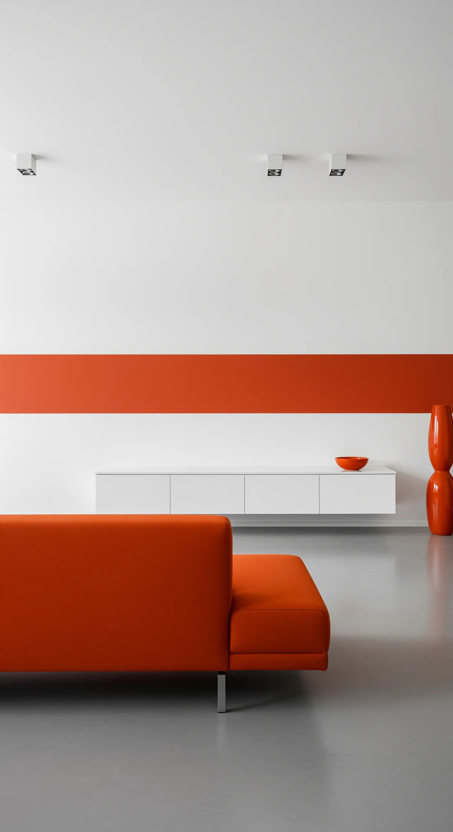 Salotto minimalista con una striscia arancione sulla parete e un divano arancione.