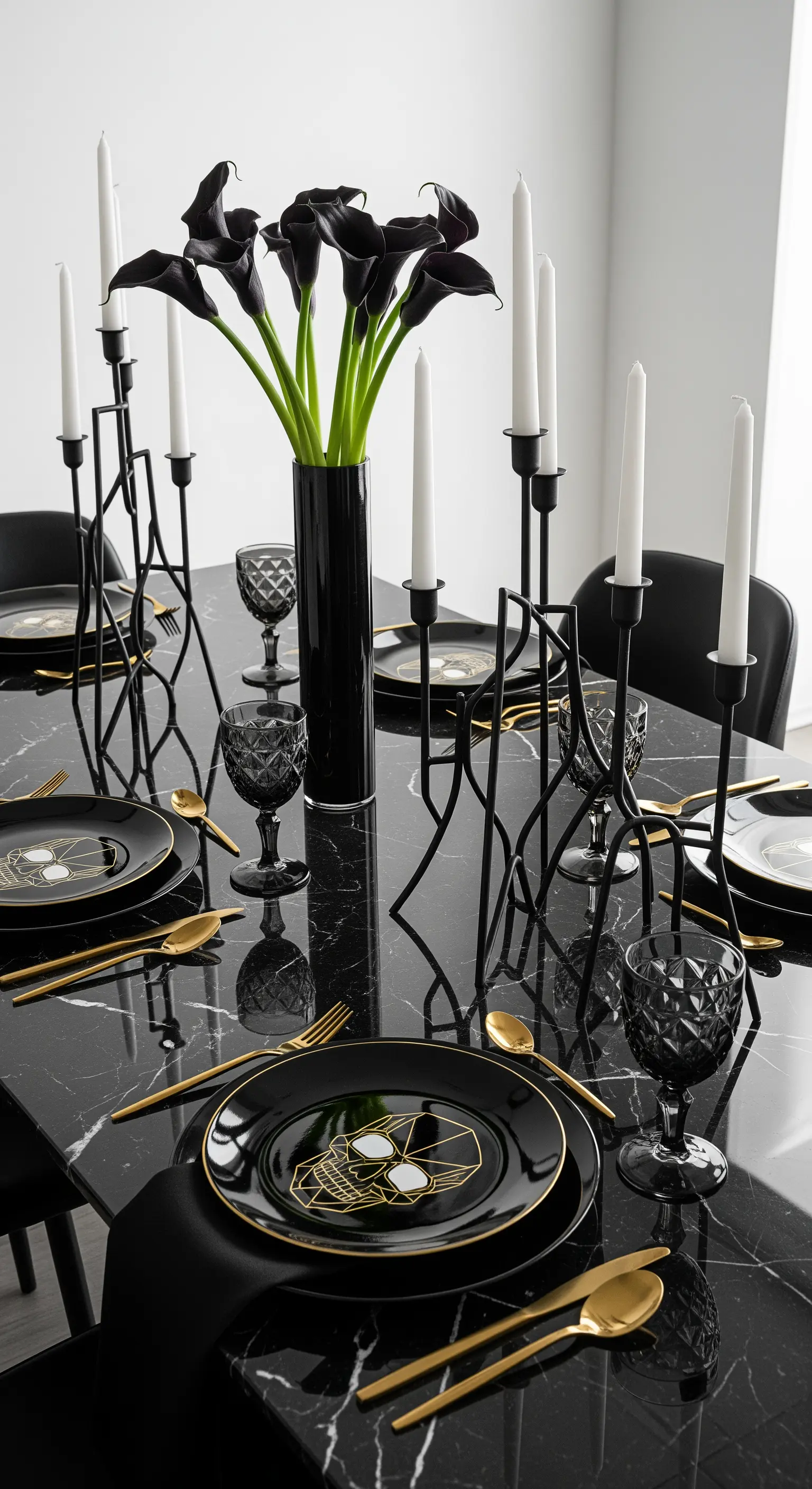 Tavola moderna nera e oro con calle, posate dorate e candelabri geometrici.