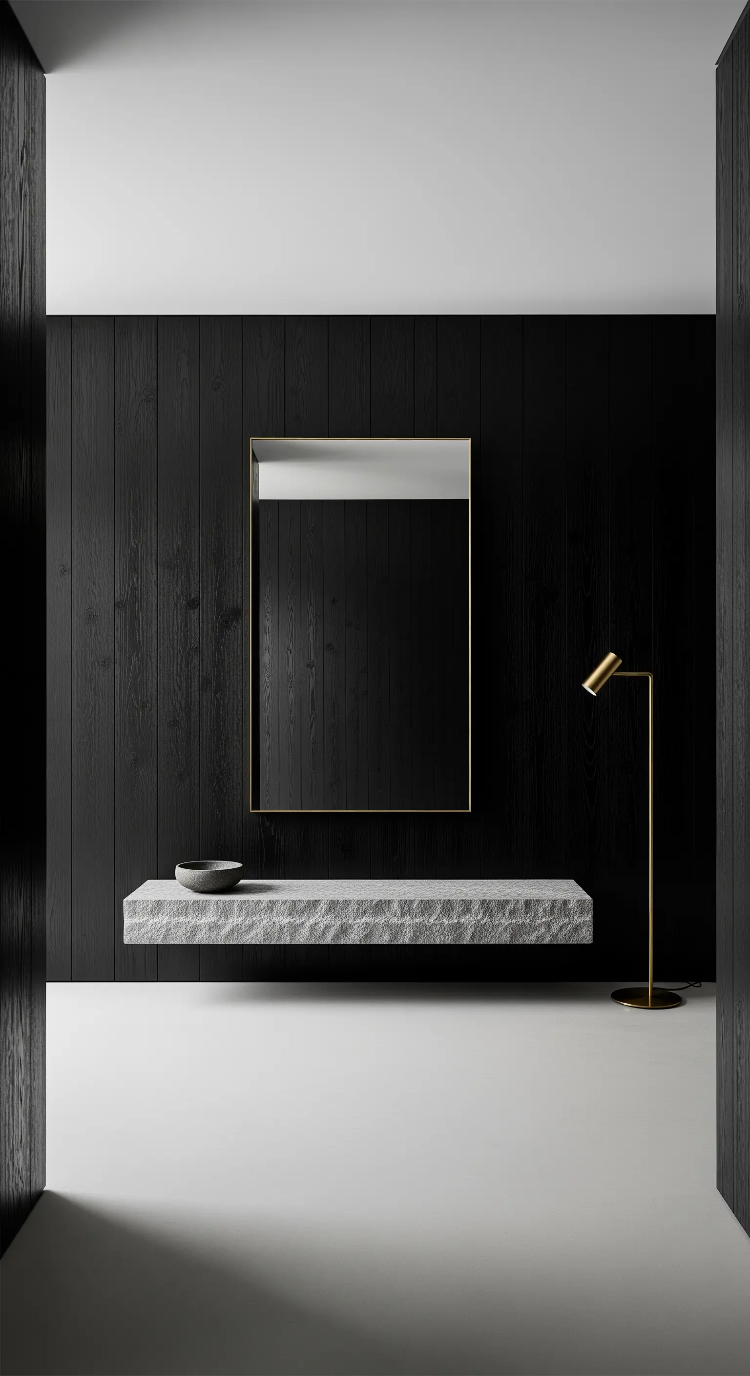 Parete in legno nero con mensola sospesa in pietra grezza e specchio rettangolare.