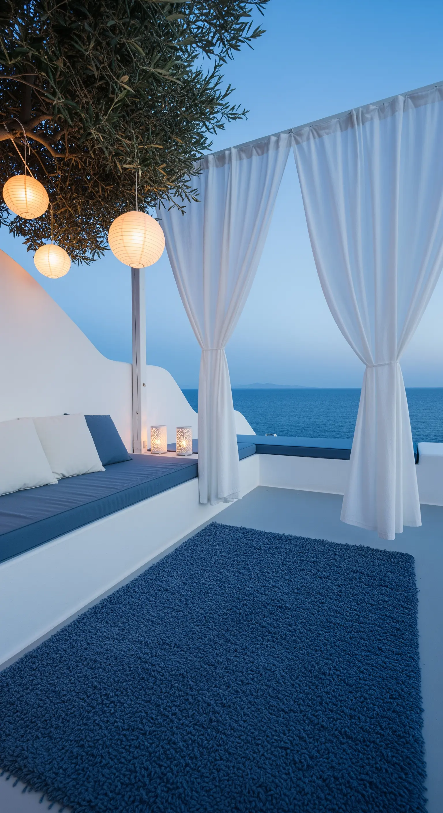 Terrazza bianca minimalista al crepuscolo con tende, cuscineria blu e lanterne di carta appese