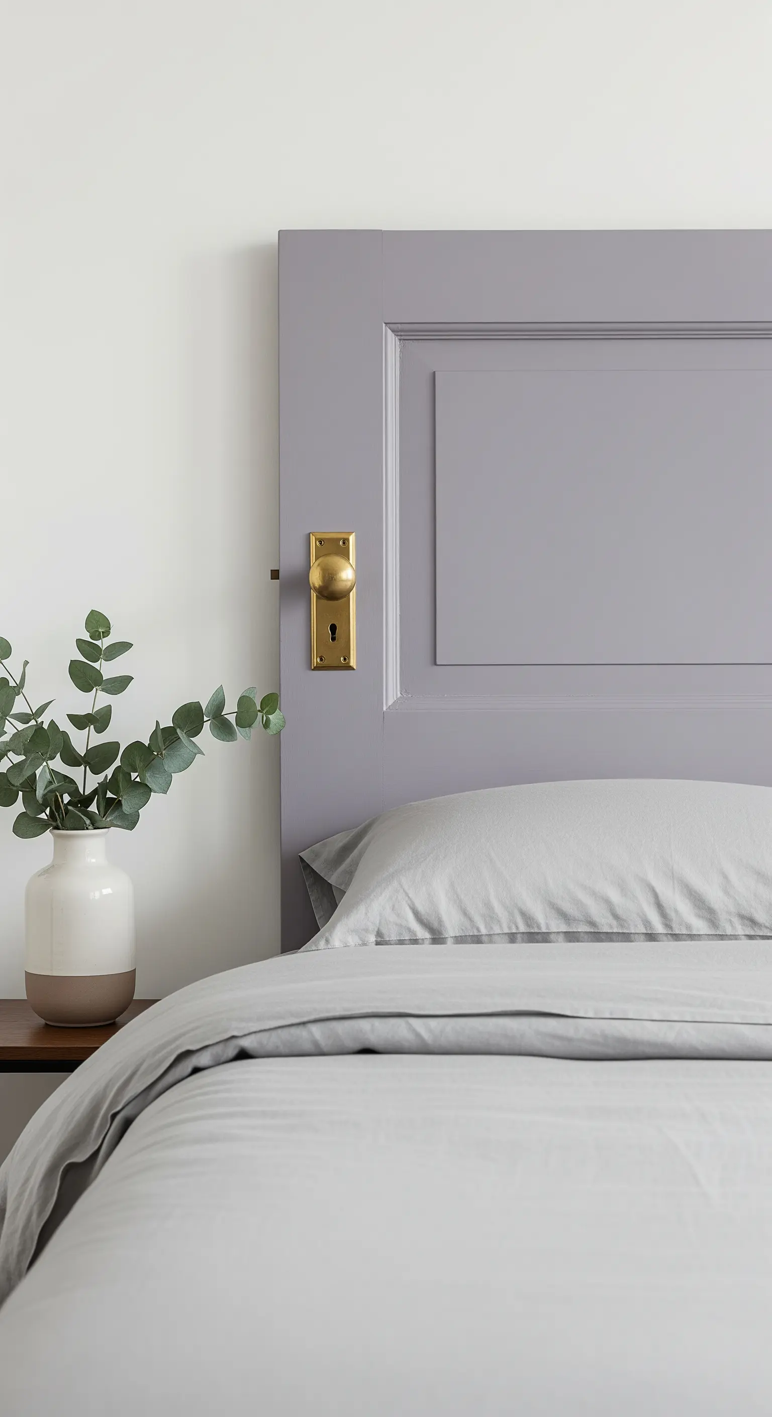 Porta moderna grigia posizionata in orizzontale come testiera minimalista.