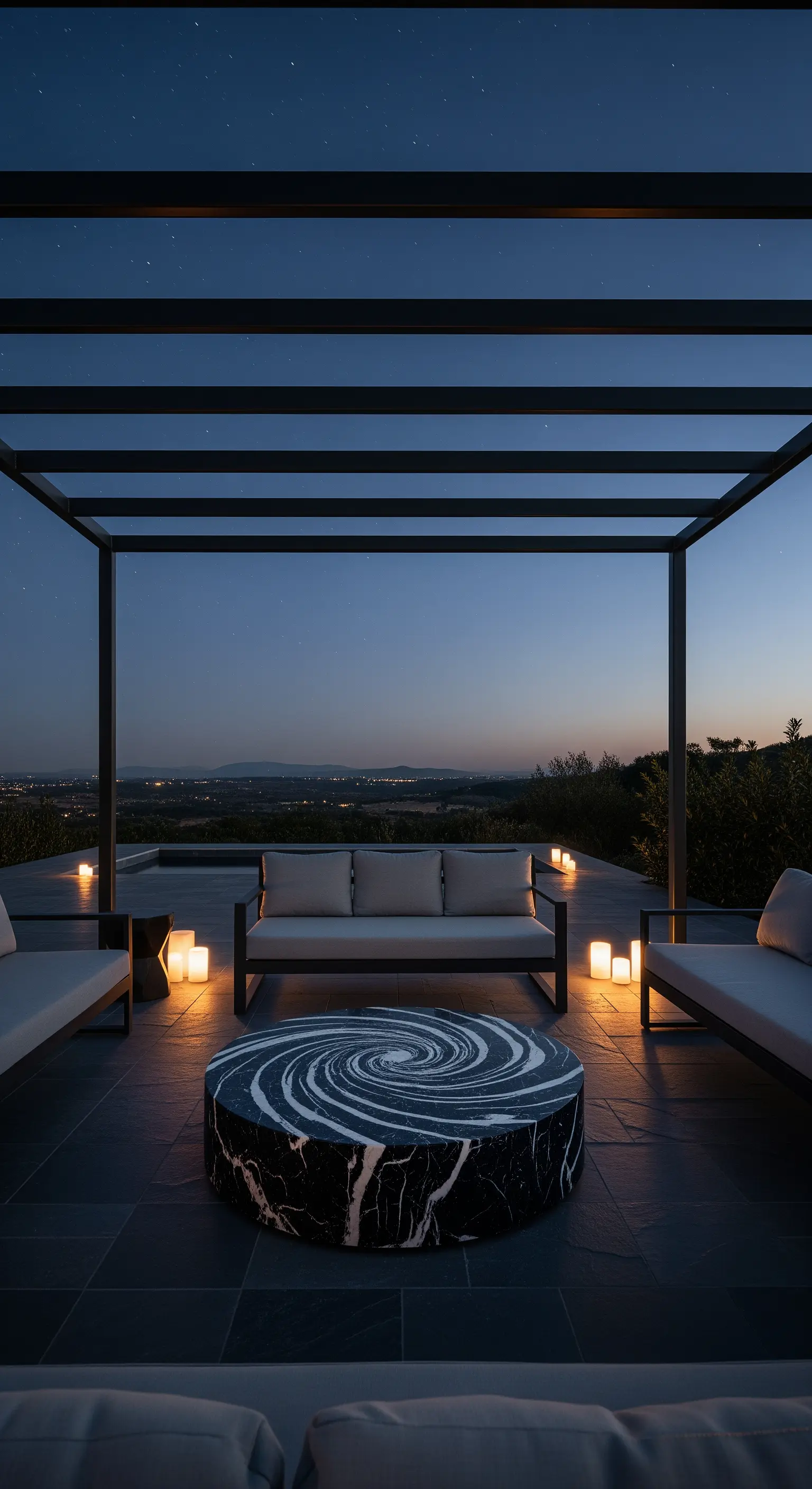 Lounge minimalista con pergola scura, divani bassi e un tavolino scultoreo in marmo nero.