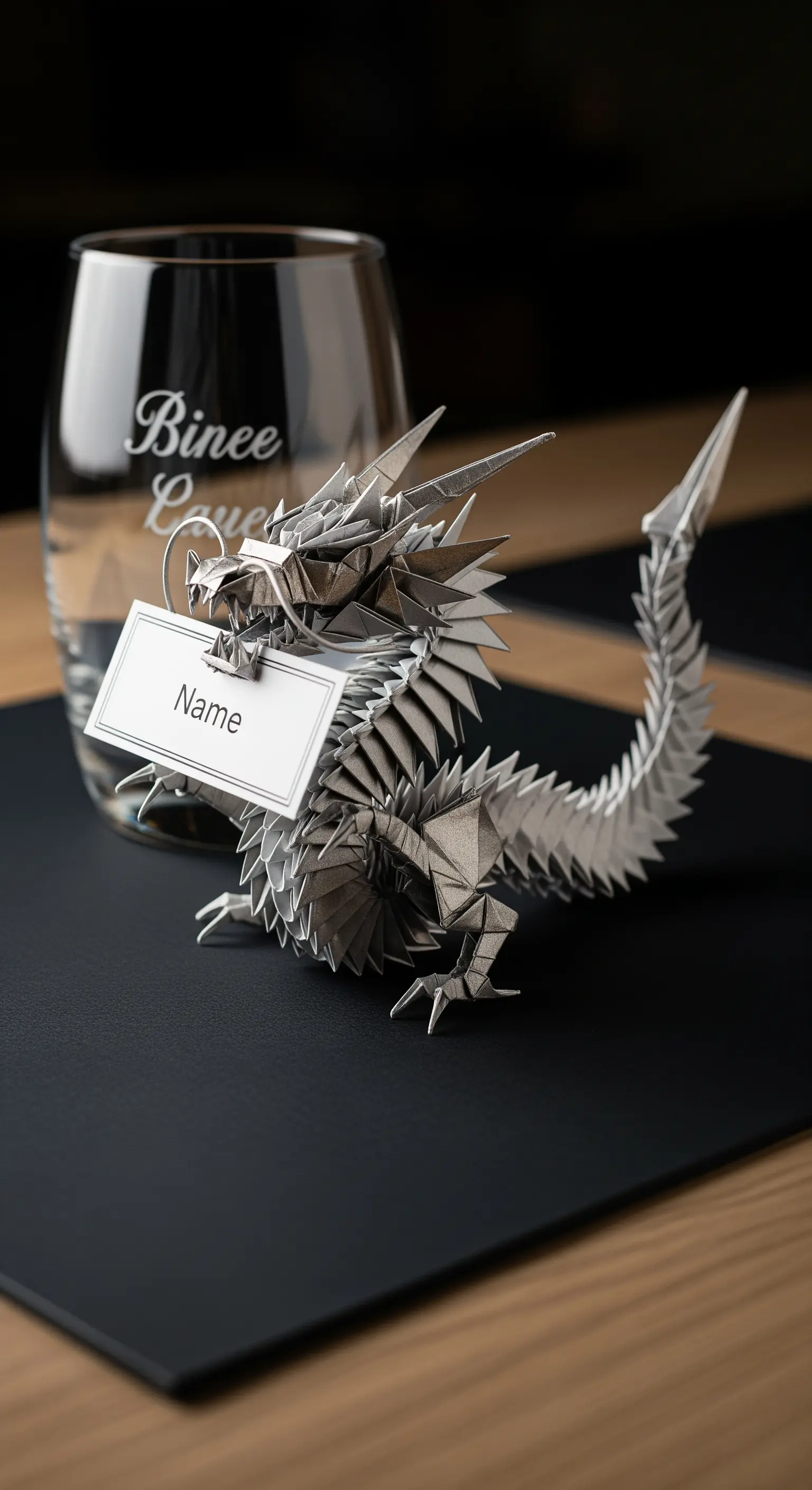 Segnaposto spettacolare a forma di drago origami argentato su una tavola minimalista