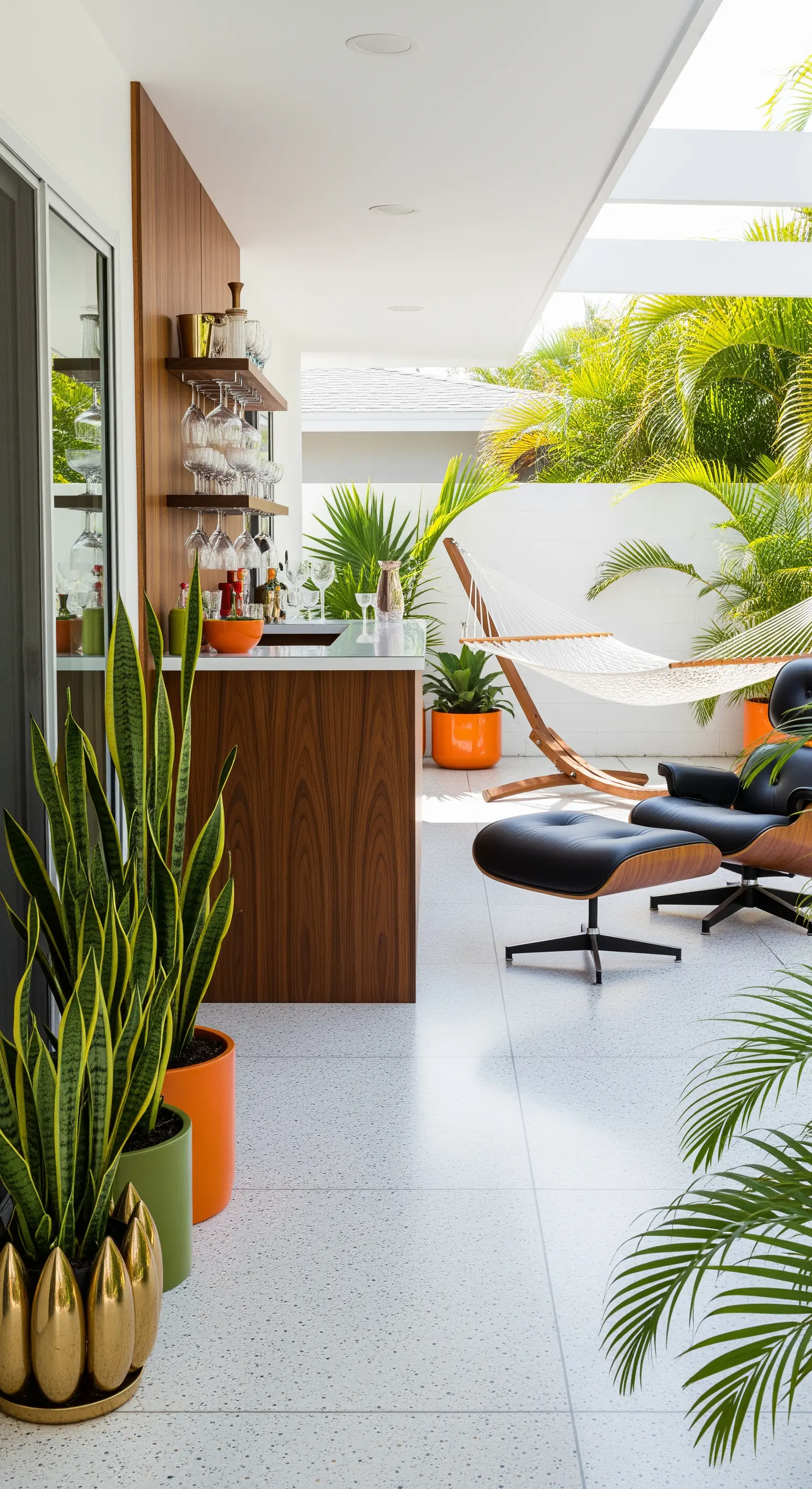 Patio moderno con bar in legno, poltrona di design, amaca e vasi colorati.