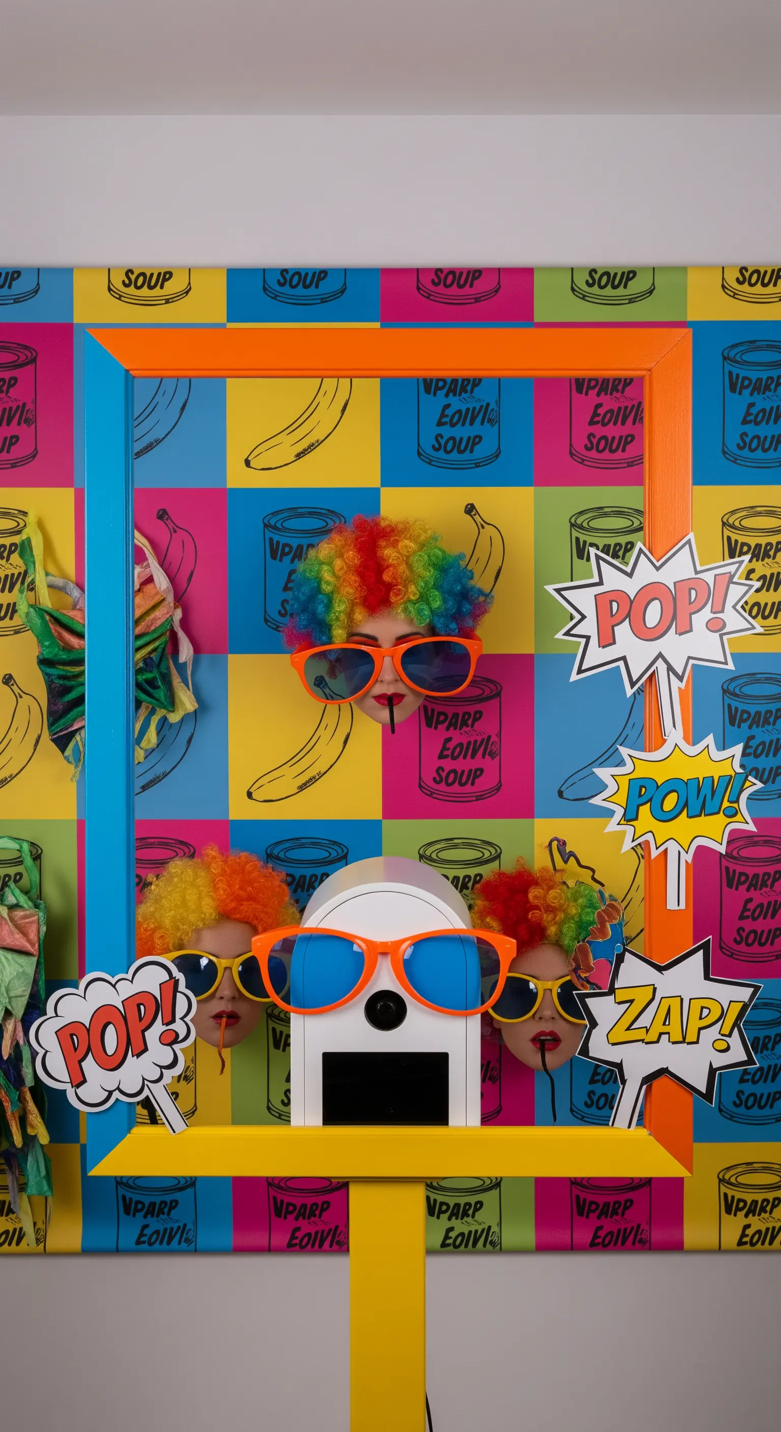 Photo booth Pop Art con sfondo colorato stile Warhol, cornice vivace e parrucche arcobaleno.