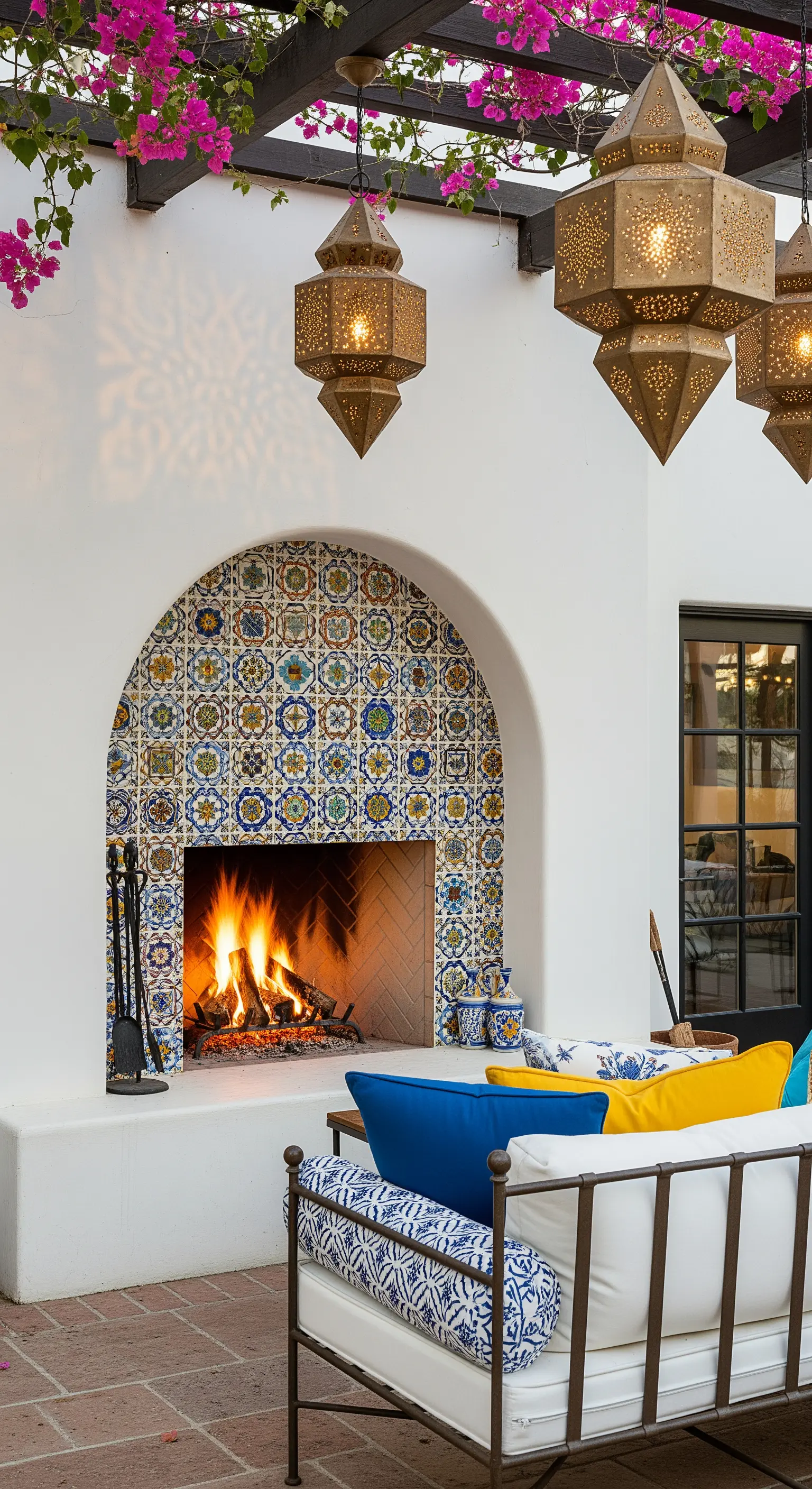 Camino bianco con mosaico di maioliche, incorniciato da bouganville e lanterne dorate.