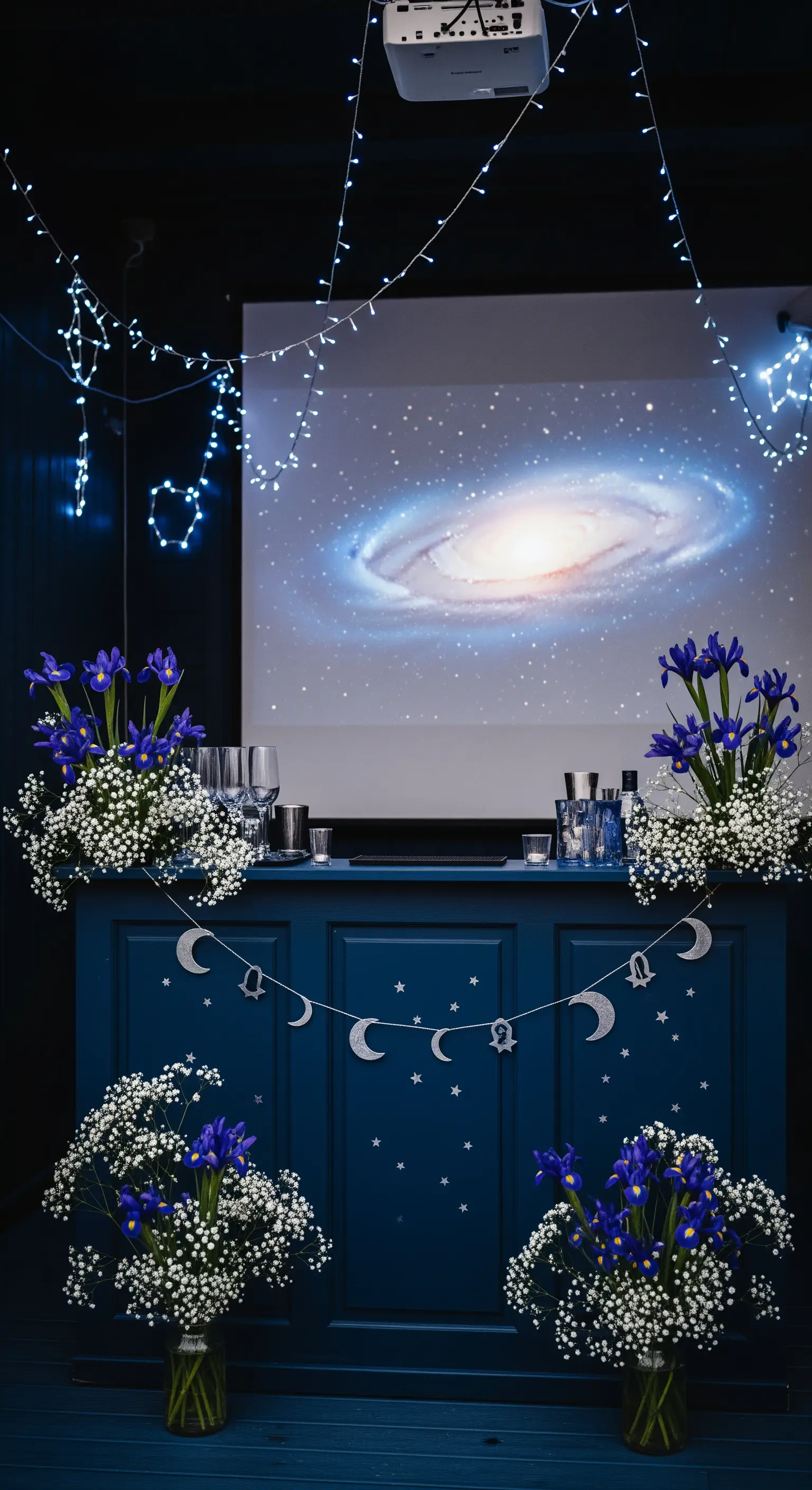 Cocktail bar a tema cosmico con proiezione di una galassia e luci a forma di costellazioni.