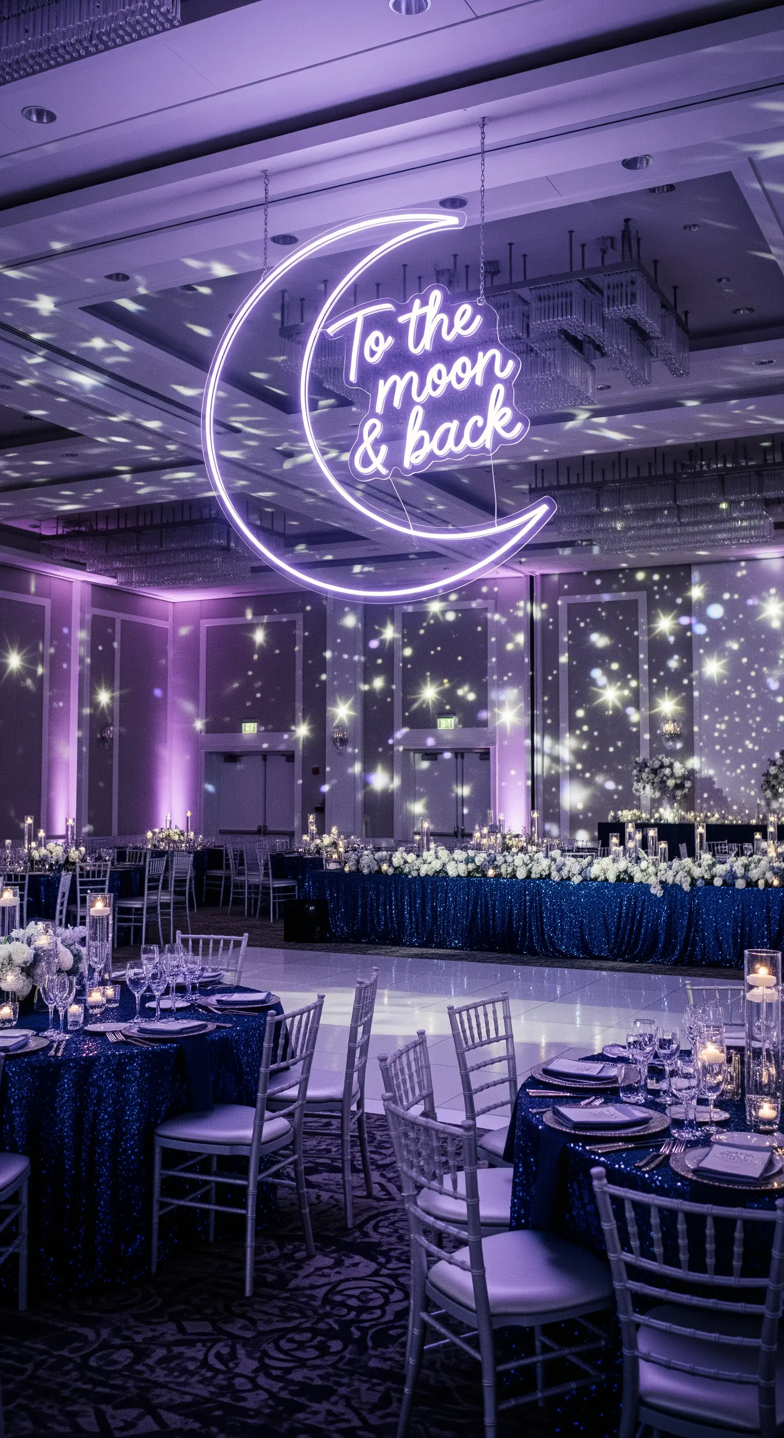 Neon a forma di luna con scritta 