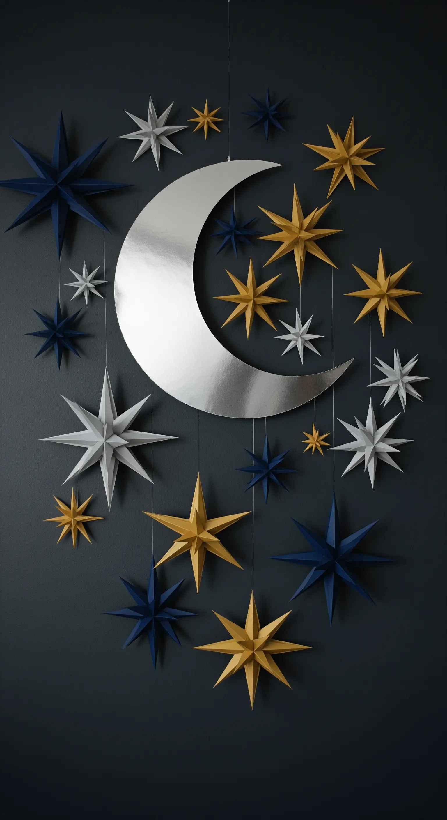 Decorazione murale con una grande luna argentata e stelle 3D dorate, blu e argento su sfondo scuro.