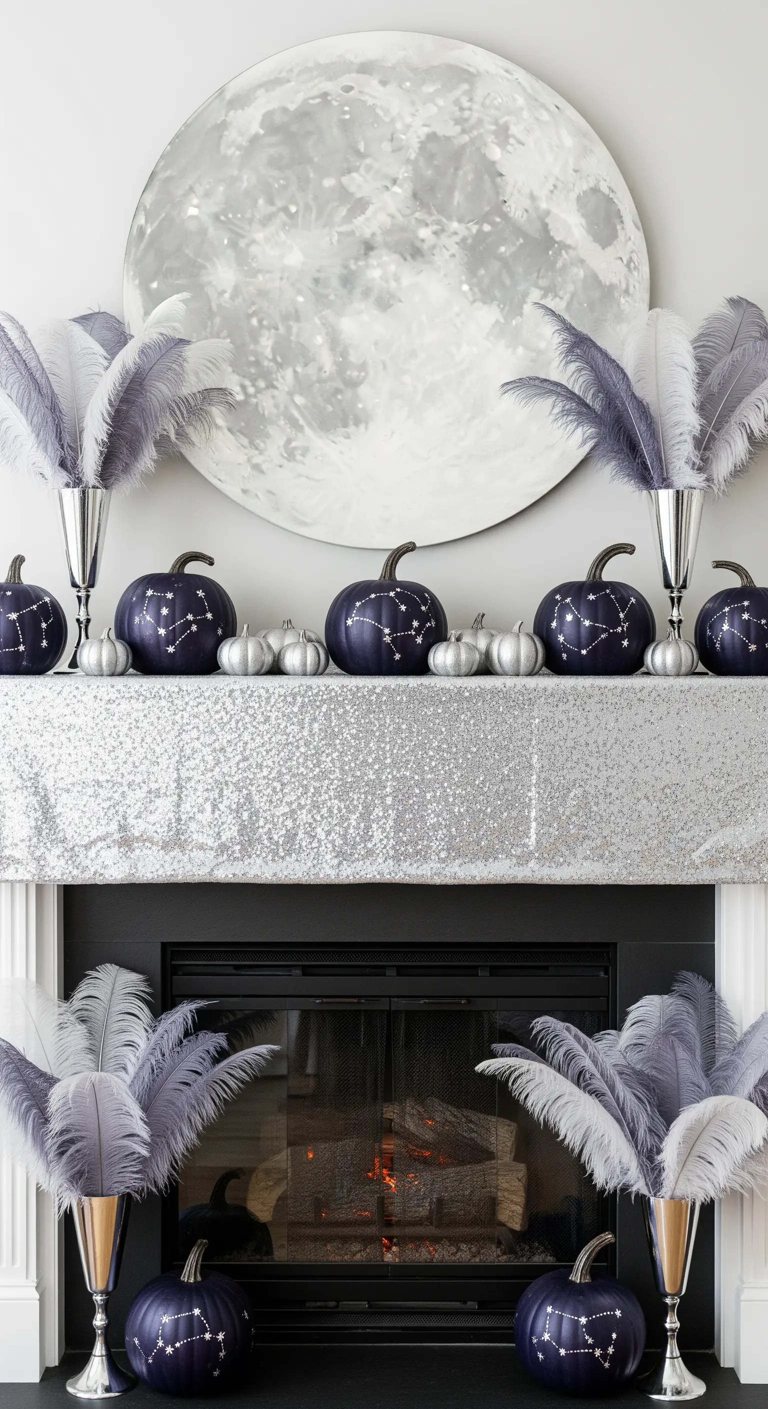 Camino decorato a tema celestiale con luna, zucche con costellazioni e piume color lavanda.