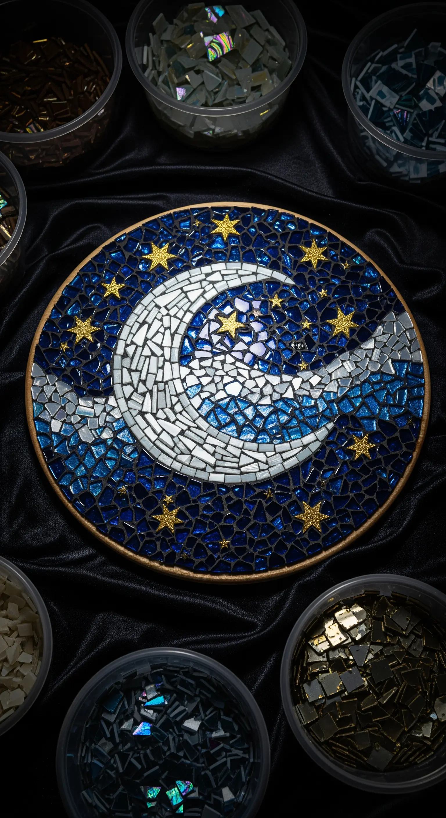 Mosaico rotondo raffigurante una falce di luna bianca e stelle dorate in un cielo blu cangiante.