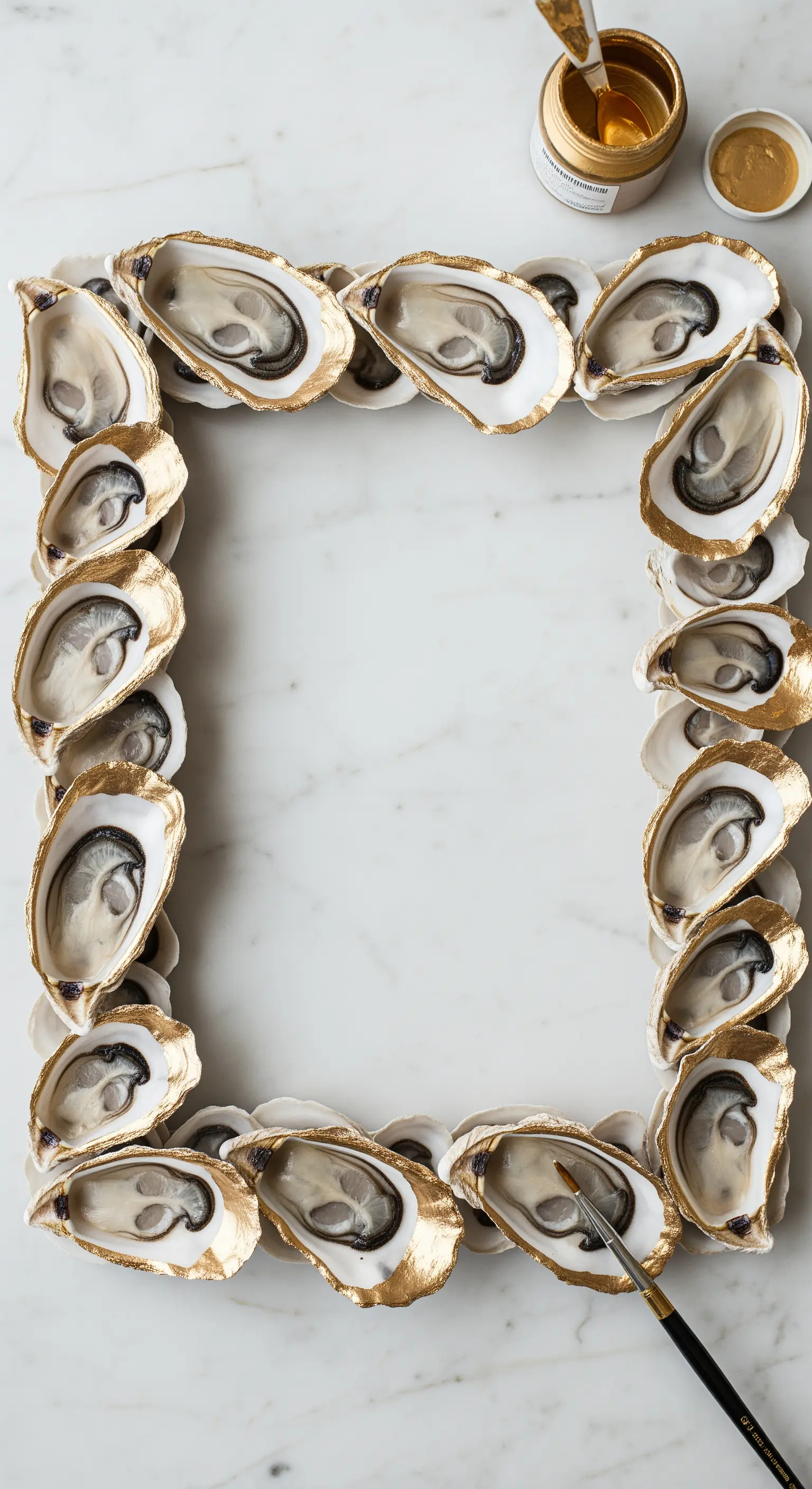 Cornice fai-da-te realizzata con gusci di ostrica i cui bordi sono stati dipinti d'oro.