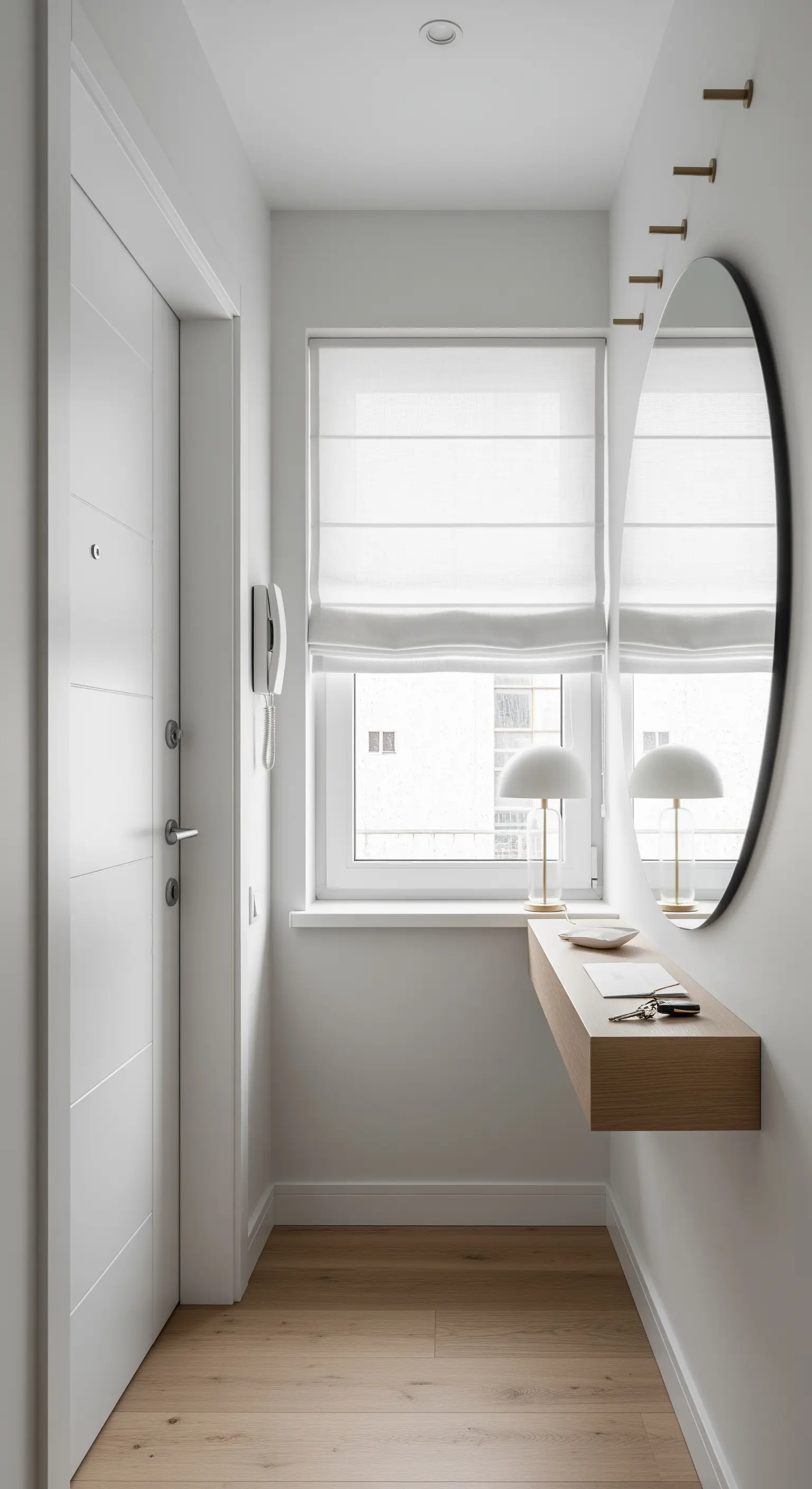 Ingresso stretto e moderno con tenda a pacchetto, specchio rotondo e mensola sospesa in legno.