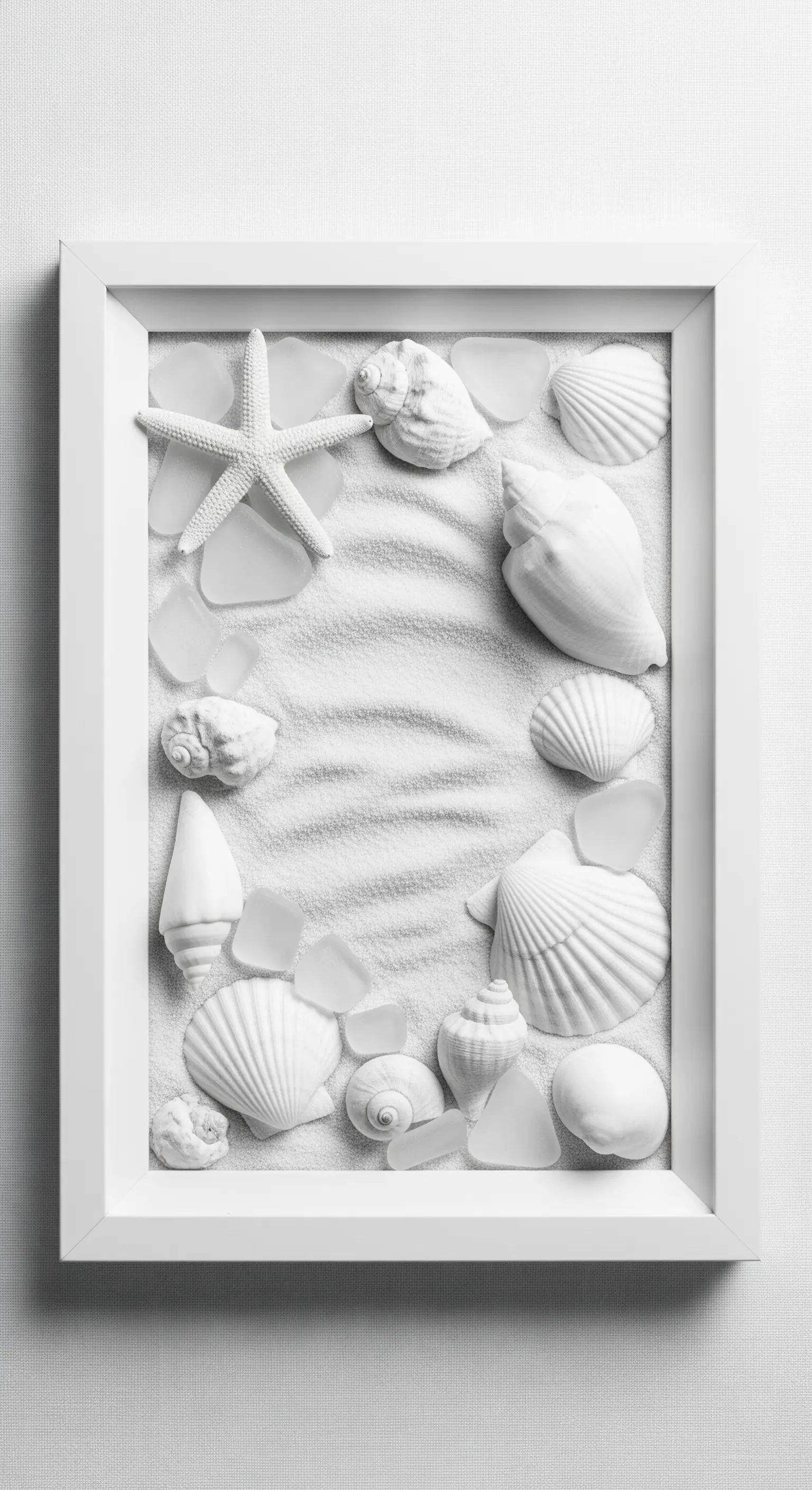 Cornice a cassetta bianca riempita con sabbia e una composizione di conchiglie e stelle marine bianche.