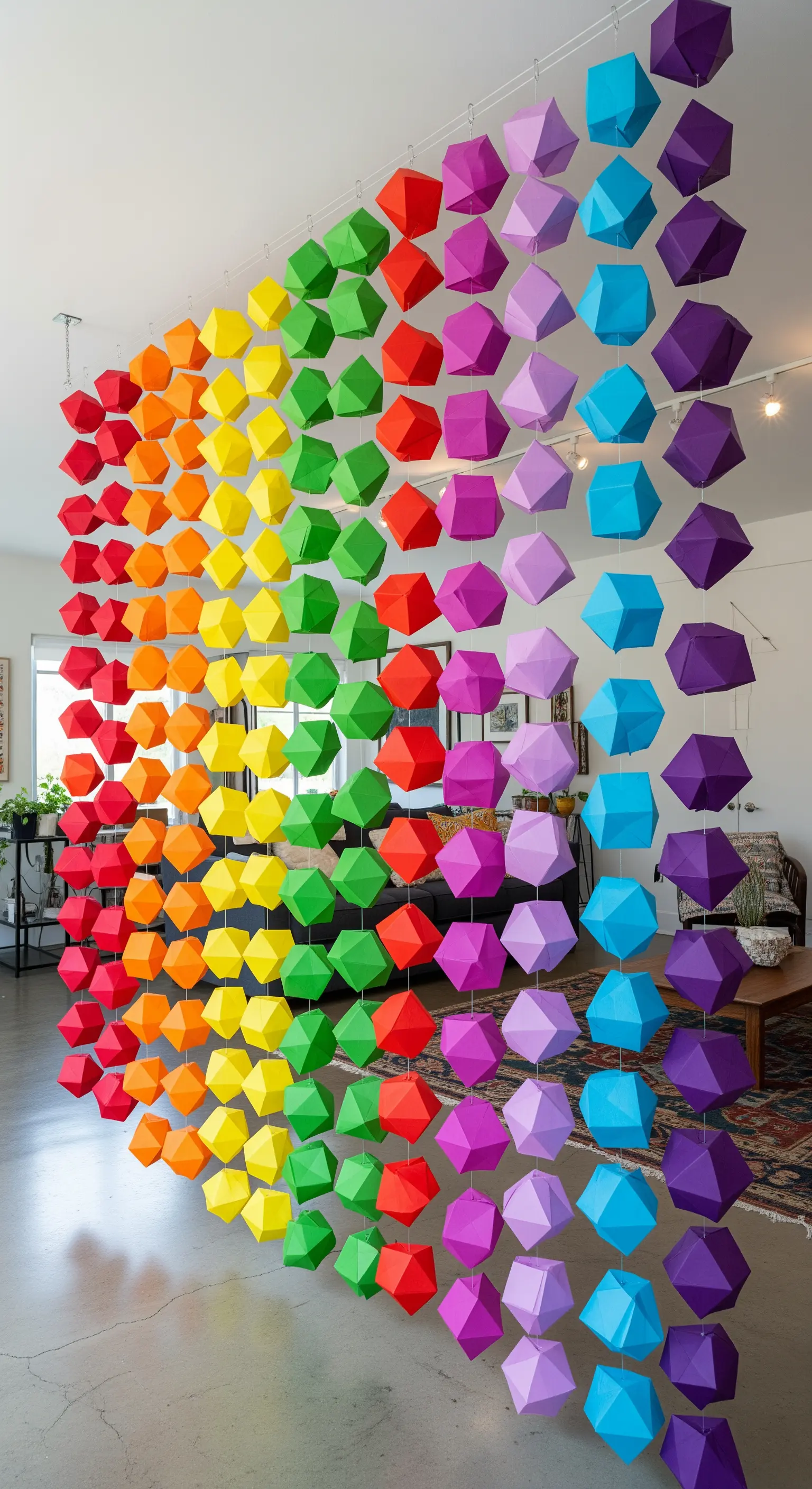 Divisorio sospeso con origami geometrici in un gradiente arcobaleno.