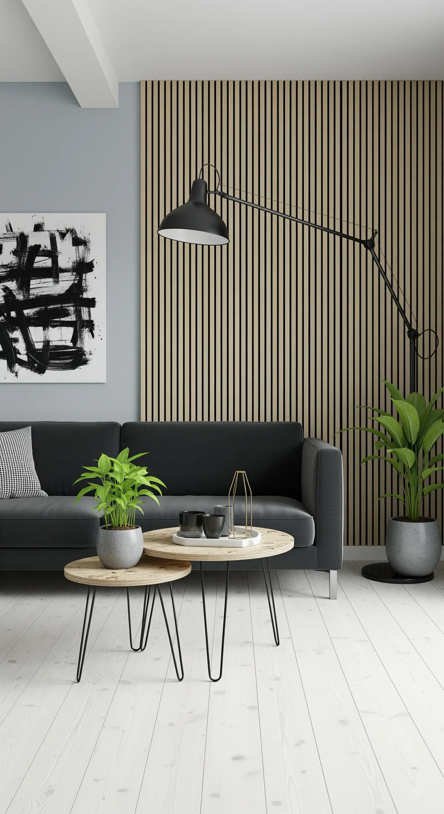 Parete di listelli in legno chiaro dietro un divano scuro, con una lampada ad arco nera.