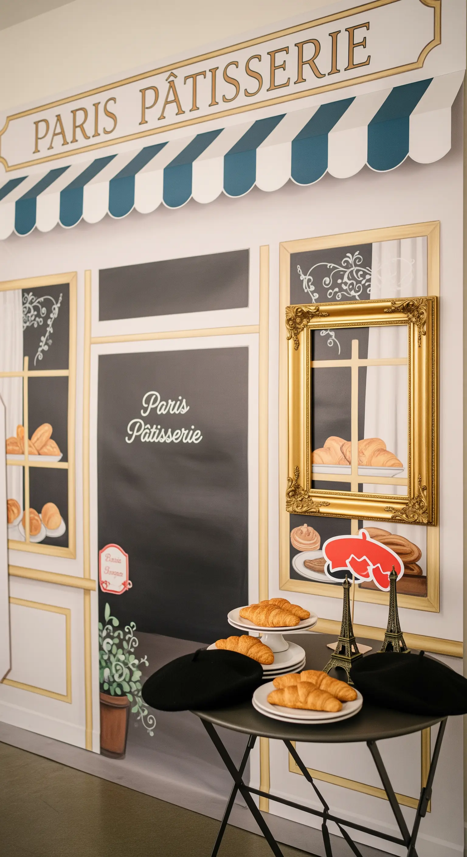 Photo booth che ricrea una pasticceria parigina, con tavolino, croissant e baschi.