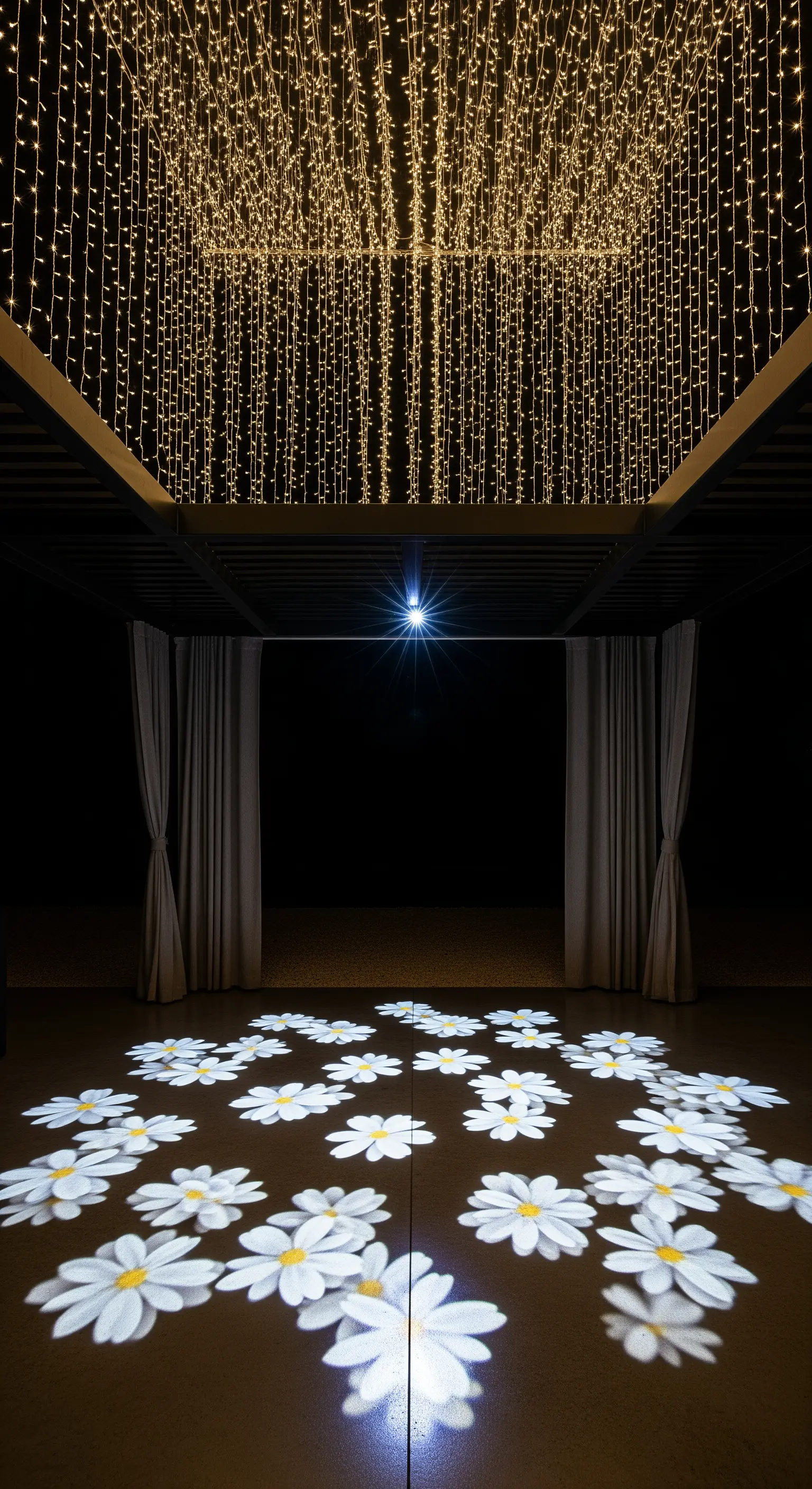 Soffitto coperto da una cascata di luci LED e pavimento con margherite proiettate.