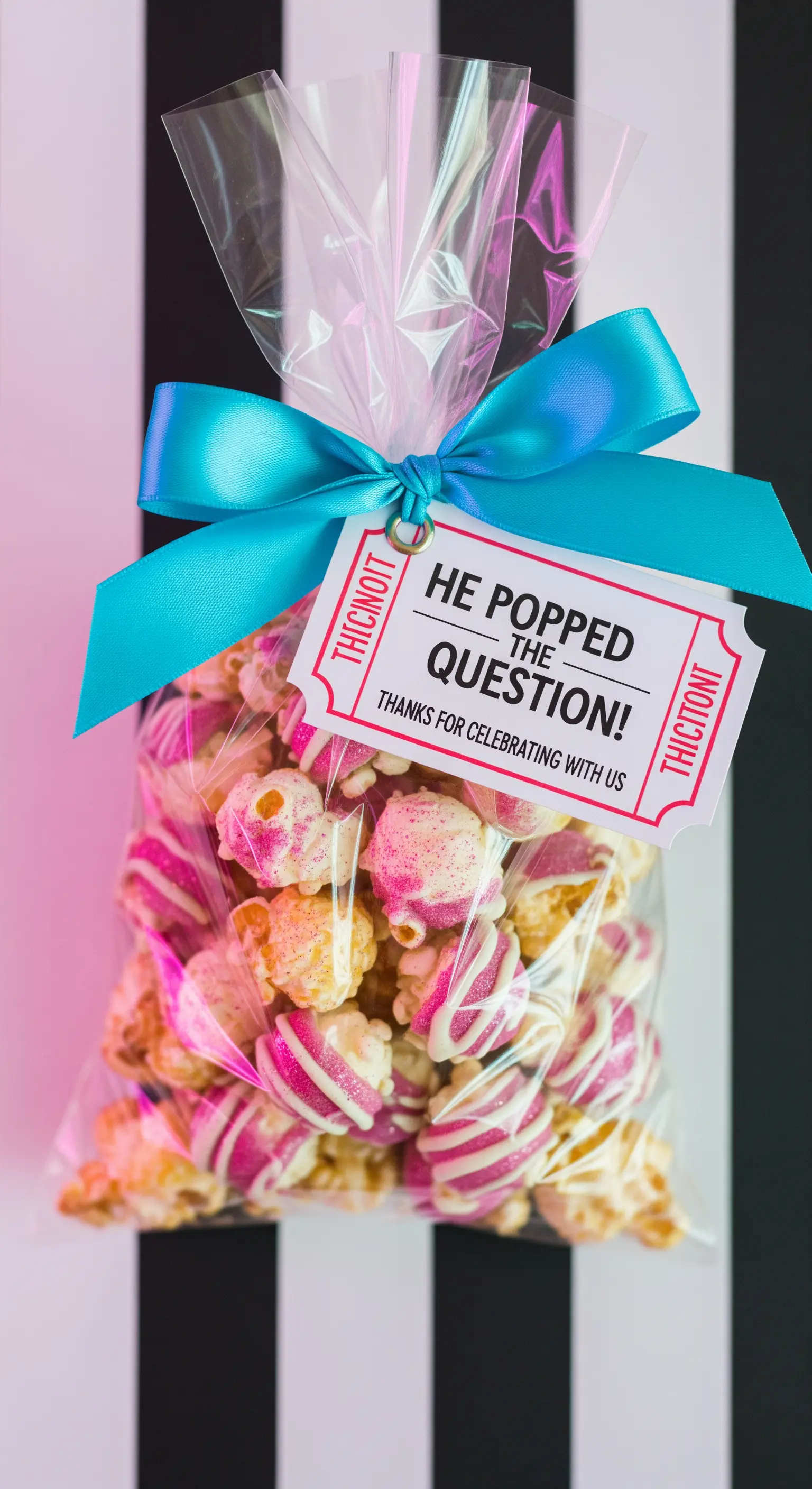 Sacchetto di popcorn gourmet rosa con etichetta a tema 