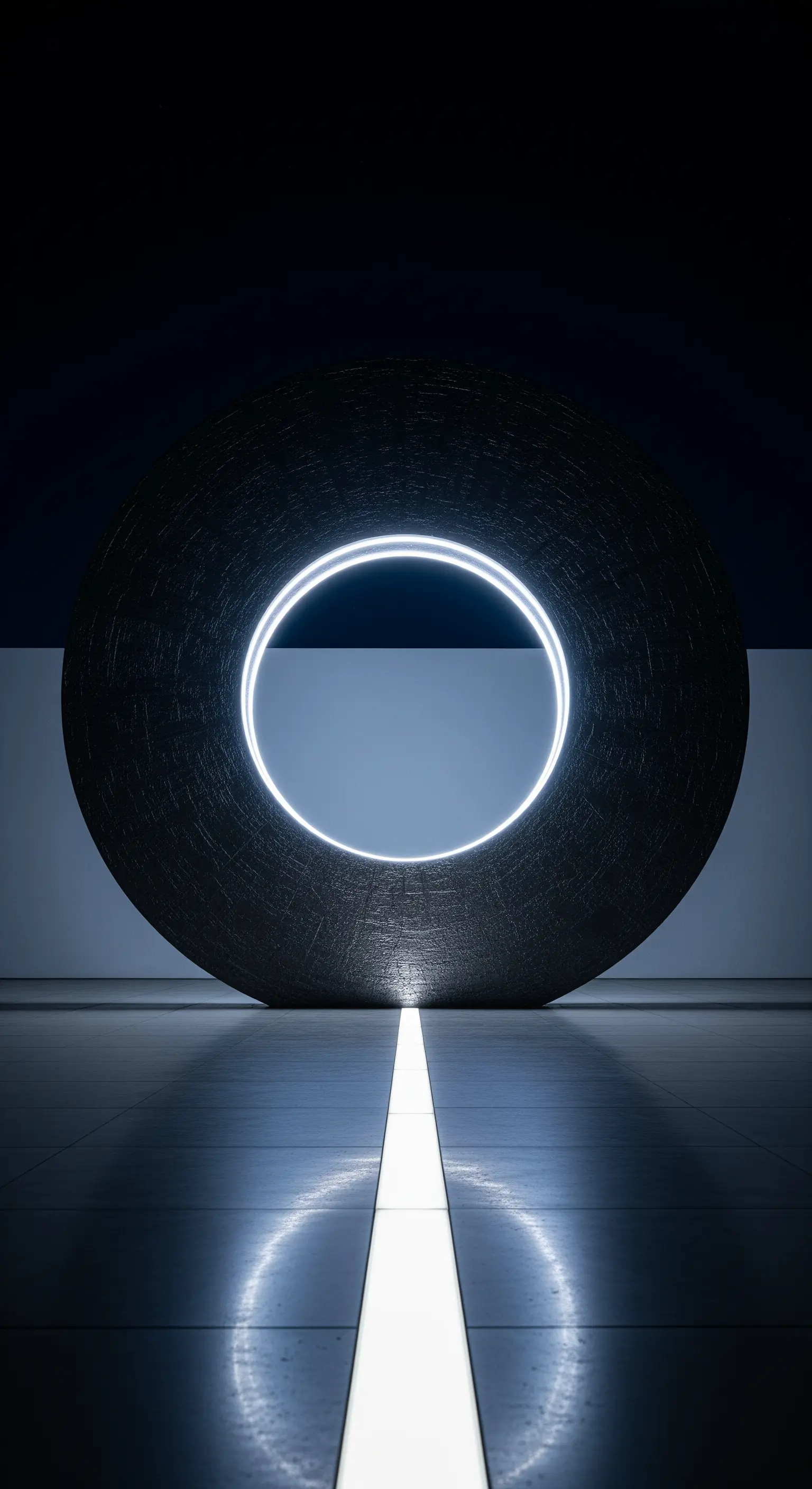 Grande scultura circolare nera con un anello di luce bianco all'interno.