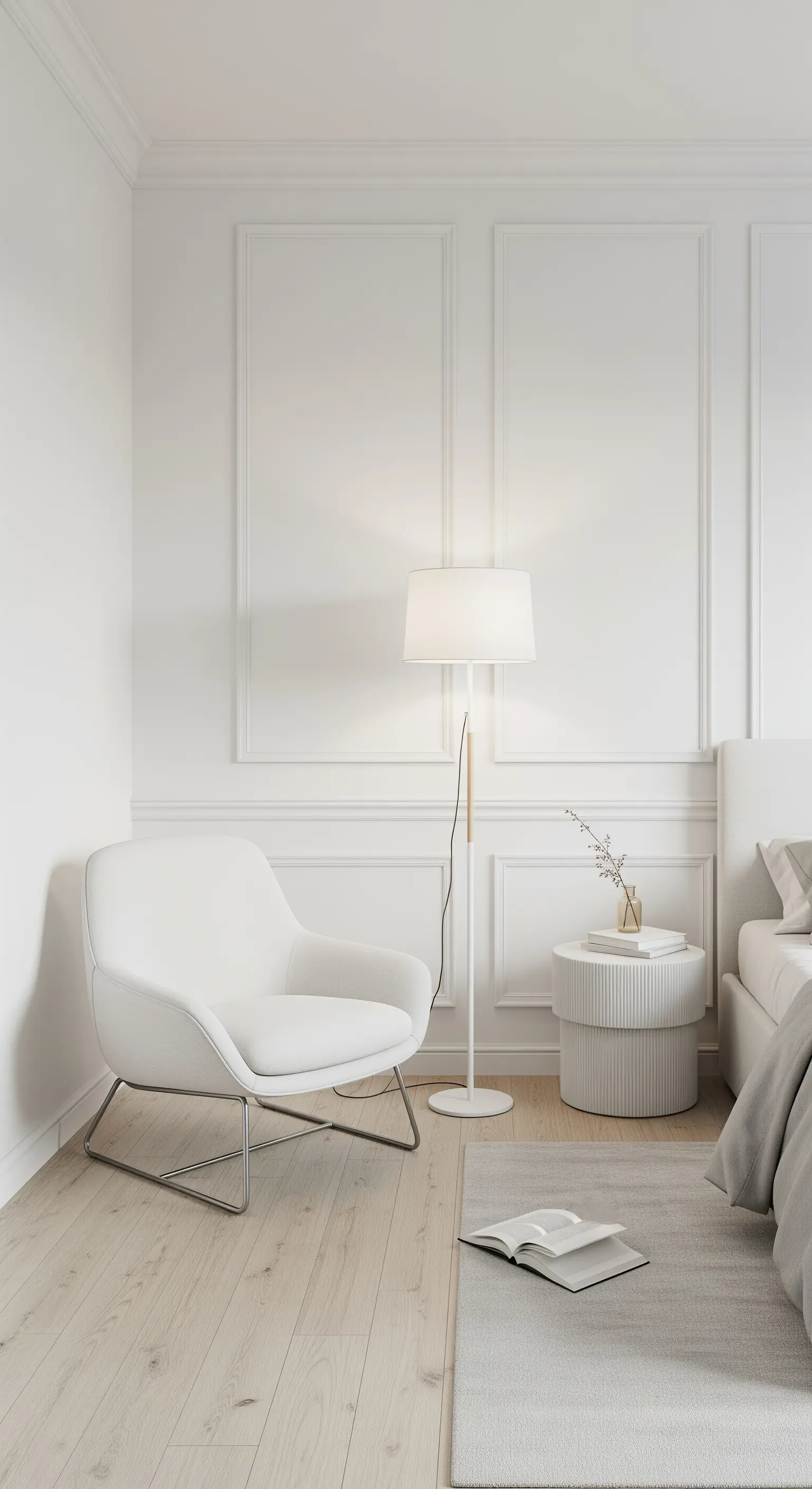 Angolo lettura bianco con boiserie, poltroncina e lampada da terra.