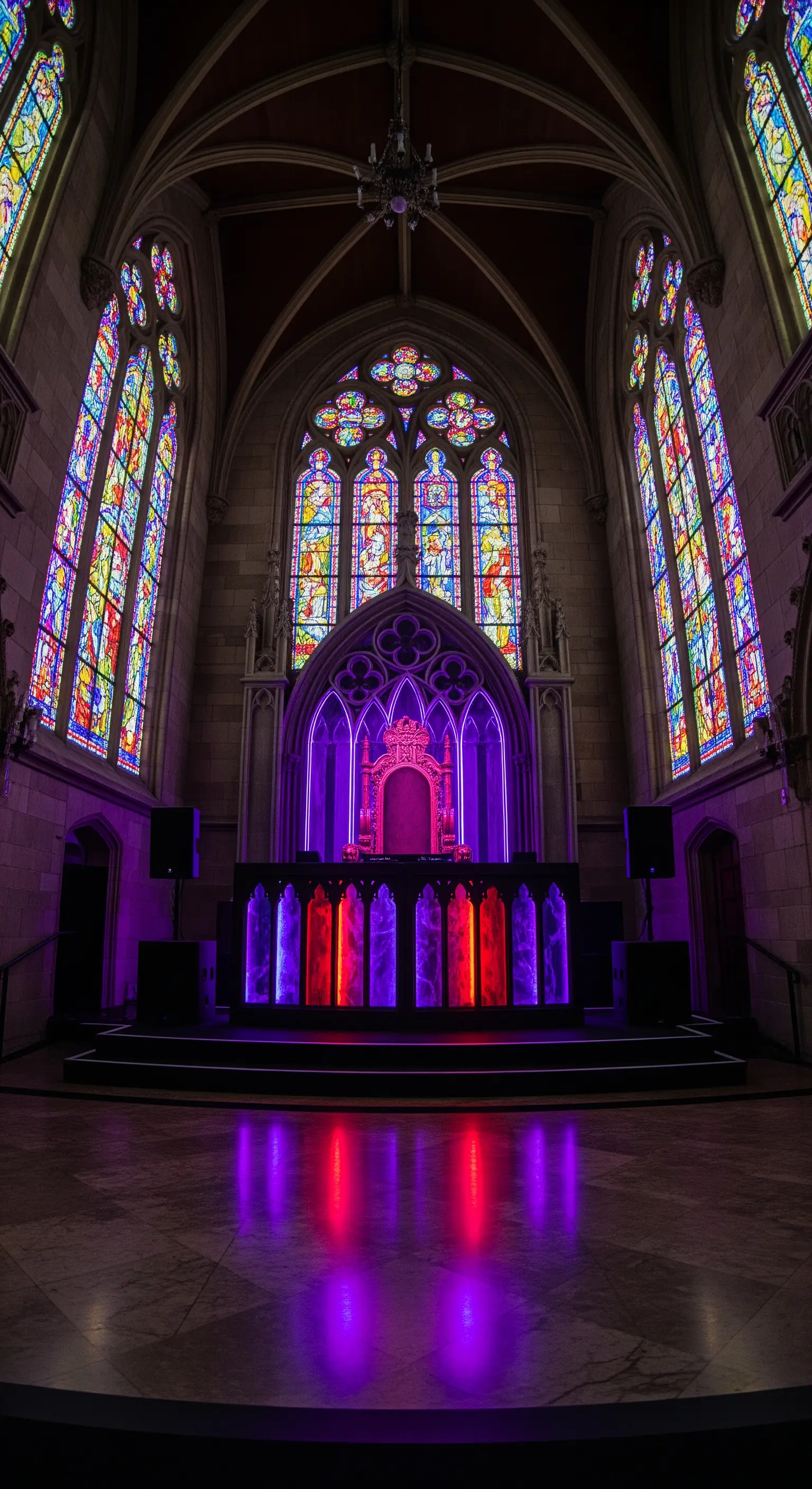 DJ booth illuminato di viola in una chiesa con vetrate colorate.