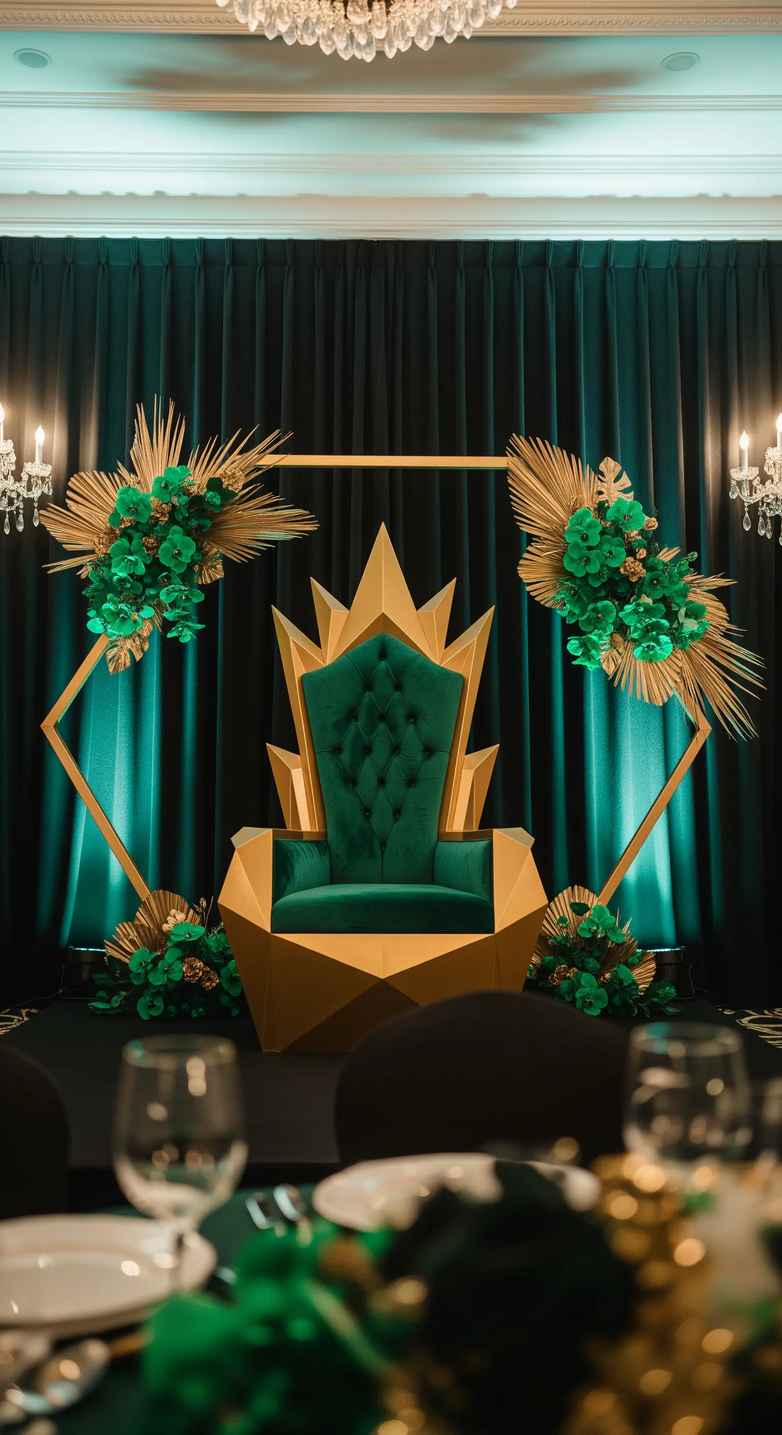 Trono geometrico verde smeraldo e oro con decorazioni di foglie di palma.