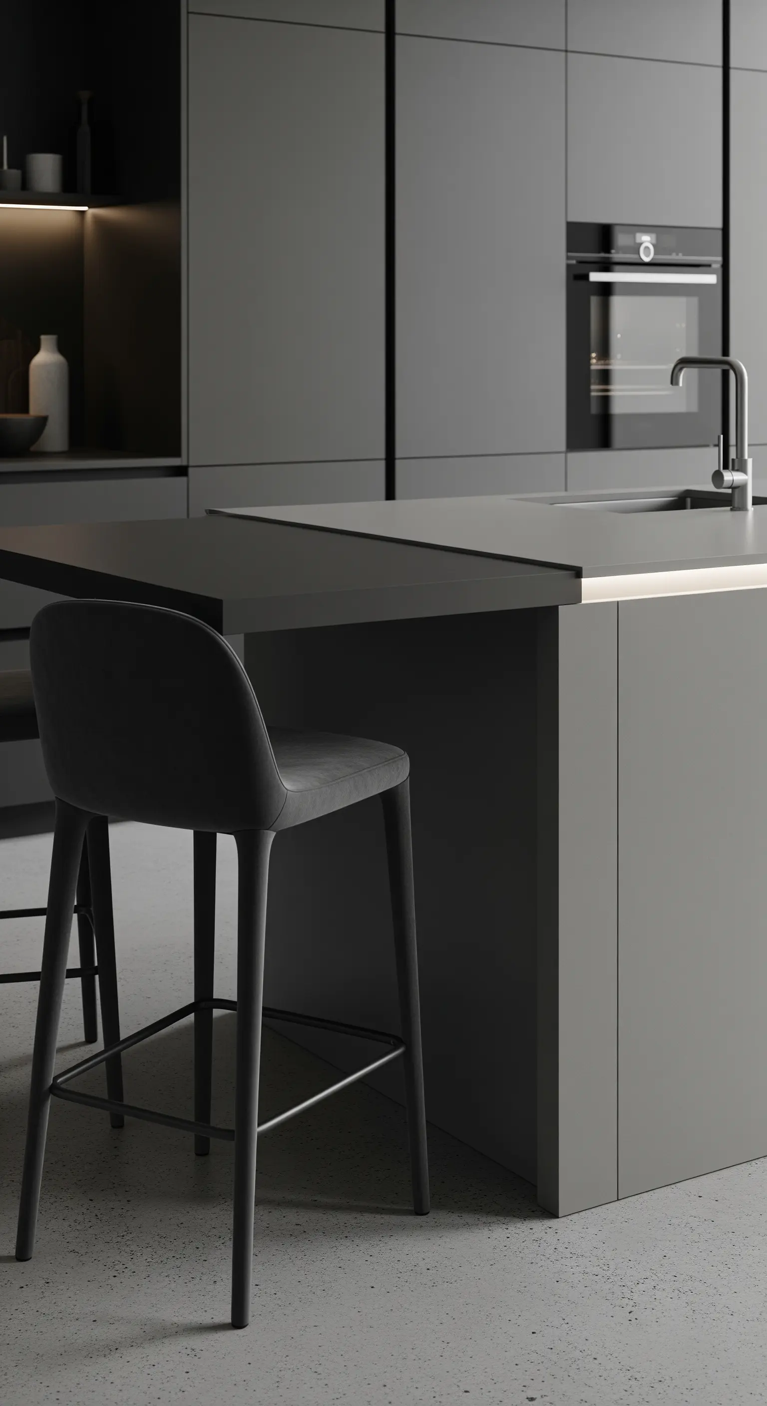 Cucina minimalista grigio scuro con penisola e sgabello coordinati e una linea di luce integrata